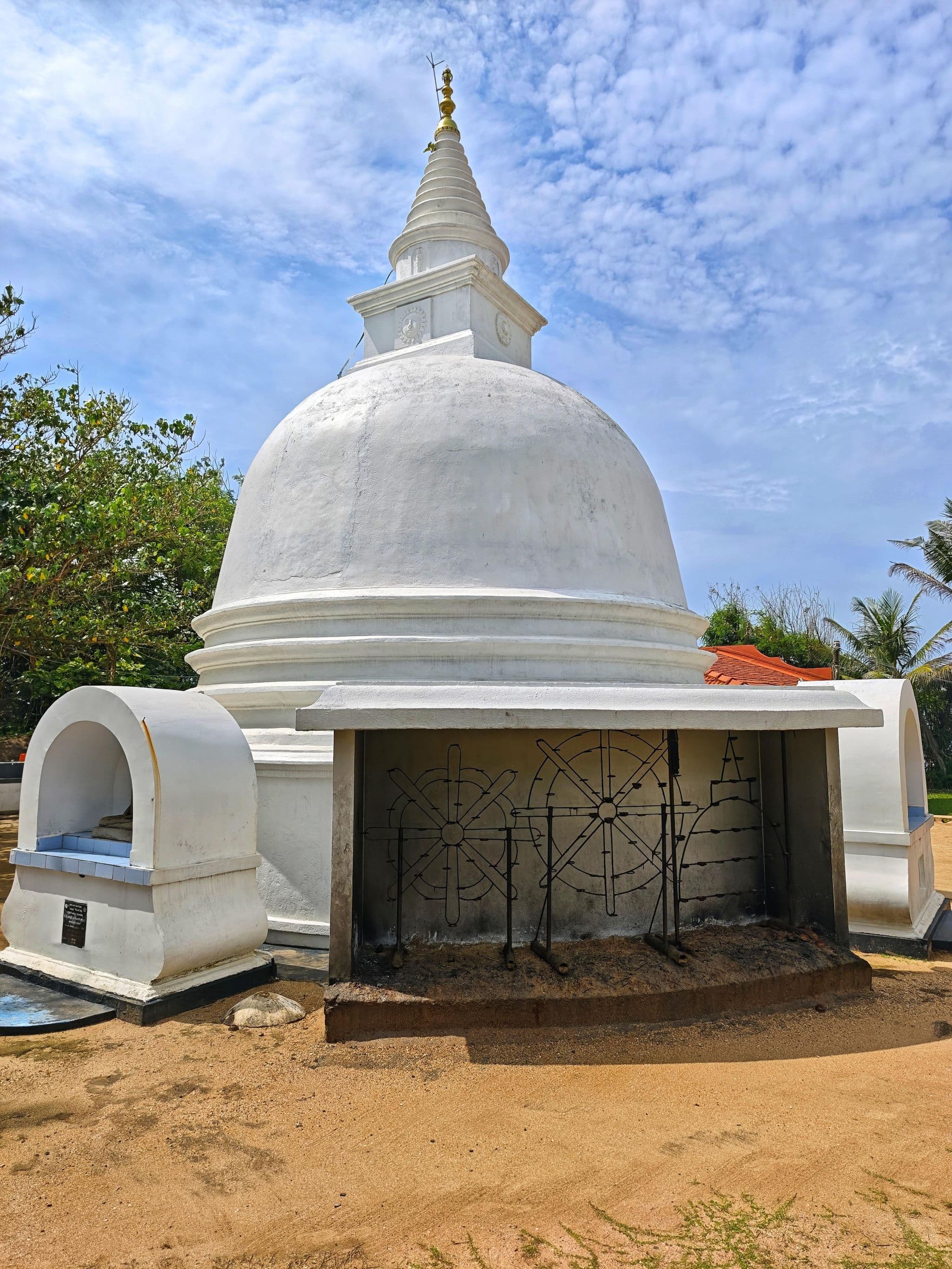 Street view near Beach Resort & Spa Unawatuna, Unawatuna — © km2bp (CC BY-SA · Mapillary)