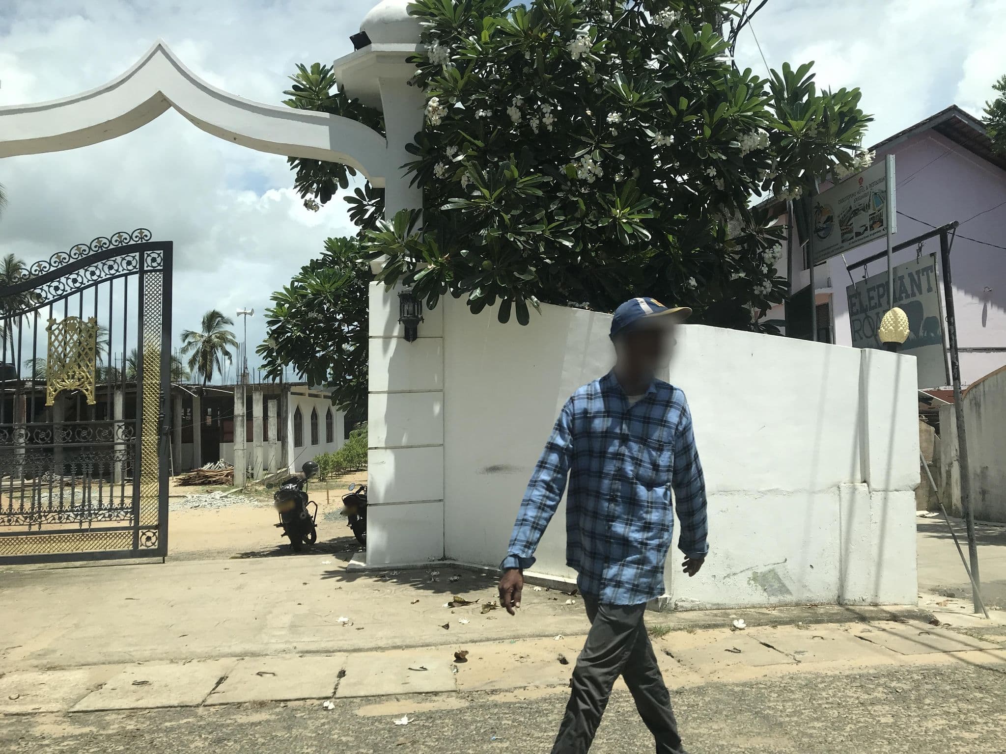 Street view near Happy Panda Homestay and Very Small Cafe, Pottuvil — © maheshika (CC BY-SA · Mapillary)