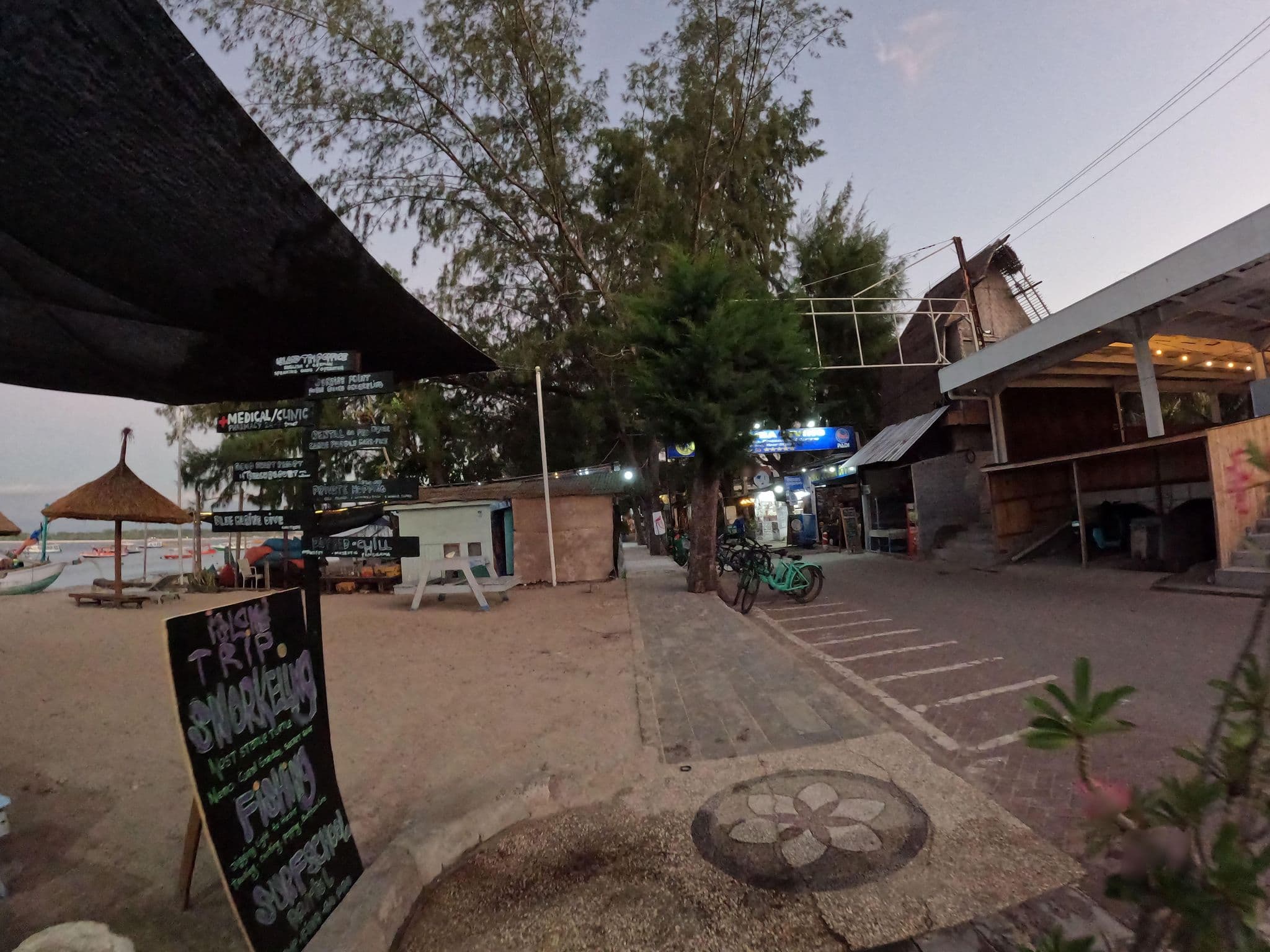 Street view near Brothers Bungalows, Gili Trawangan — © lucomsky (CC BY-SA · Mapillary)
