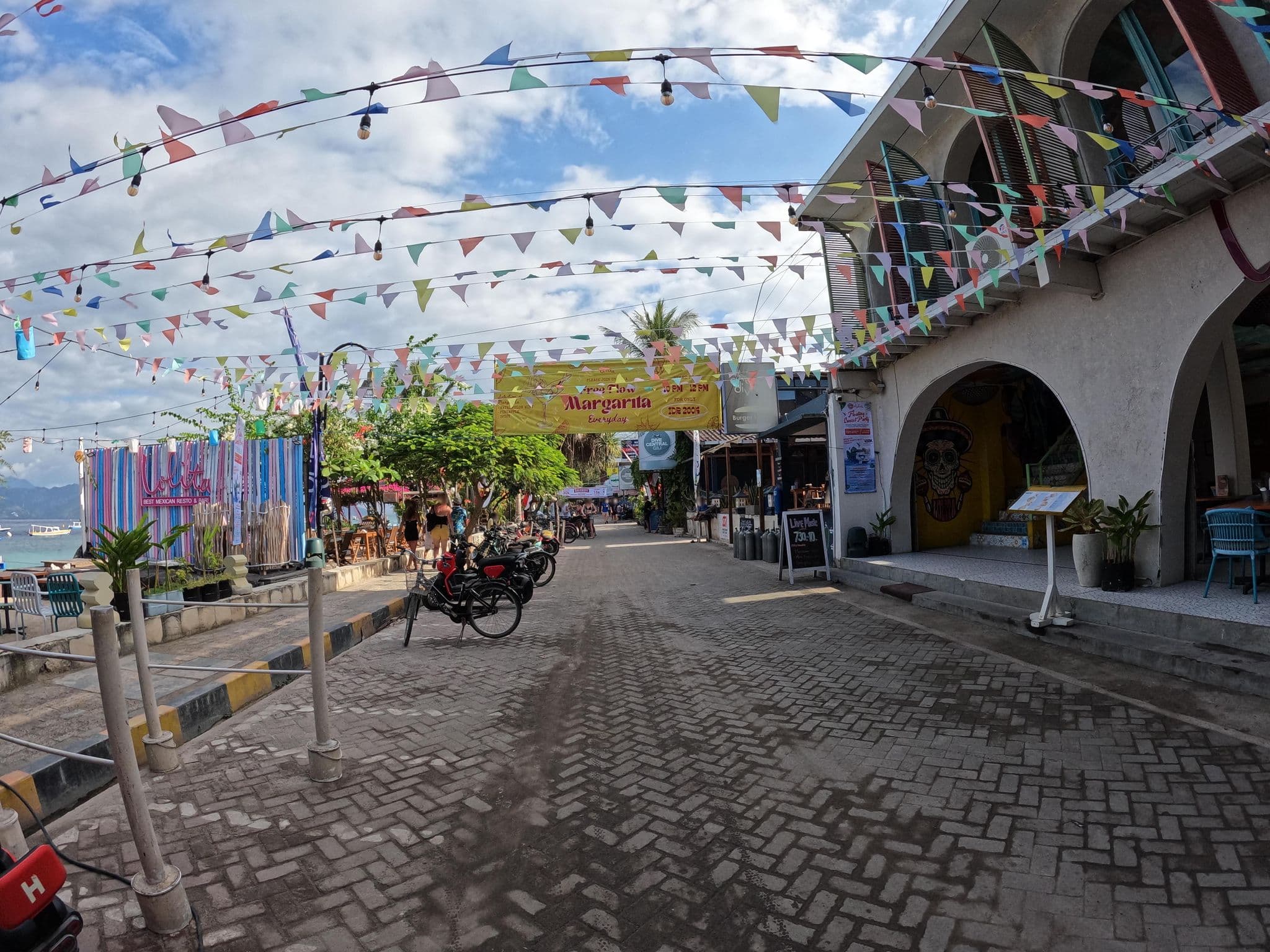 Street view near Dream Divers, Gili Trawangan — © lucomsky (CC BY-SA · Mapillary)