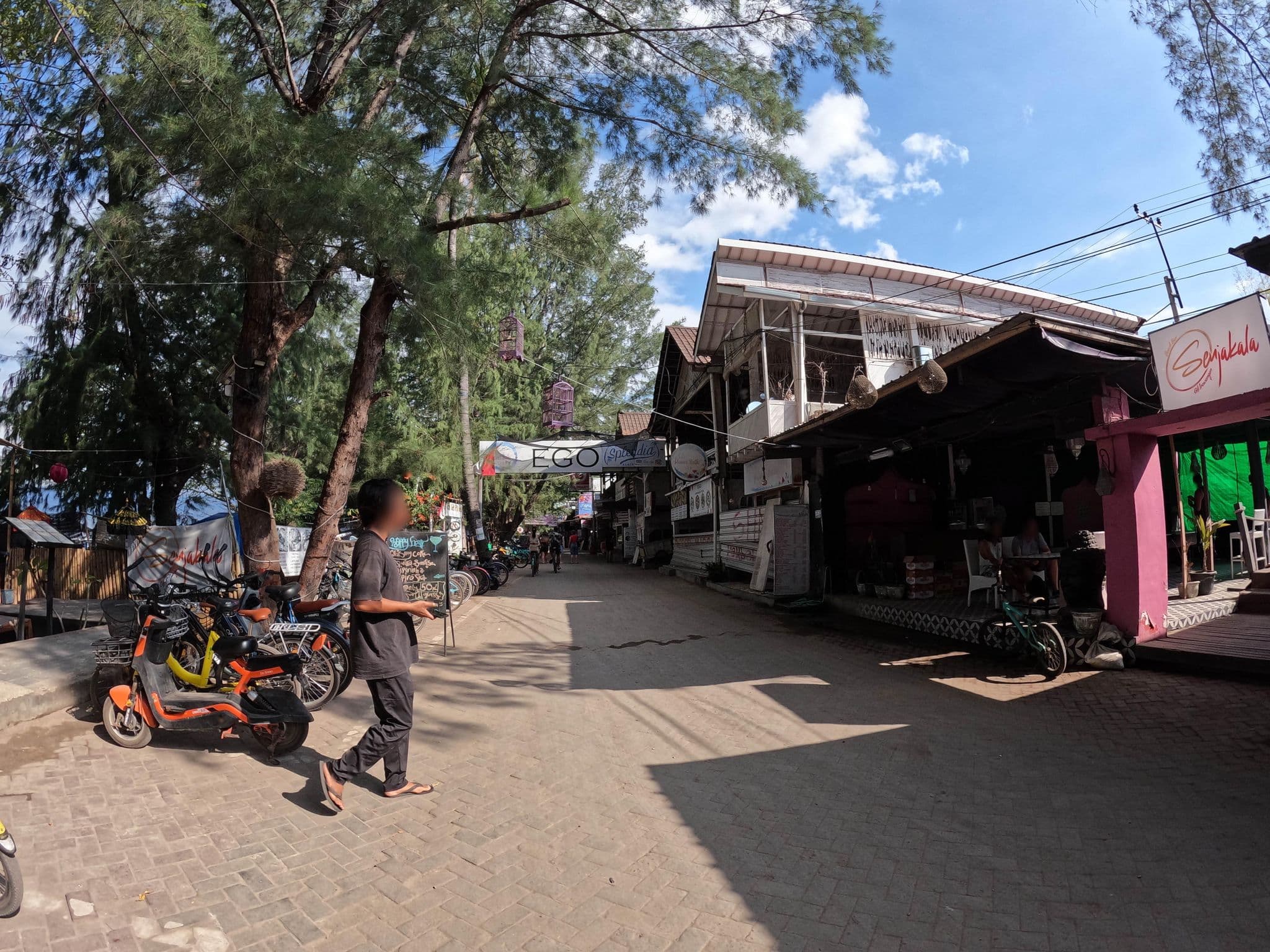 Street view near Egoïste Bungalow, Gili Trawangan