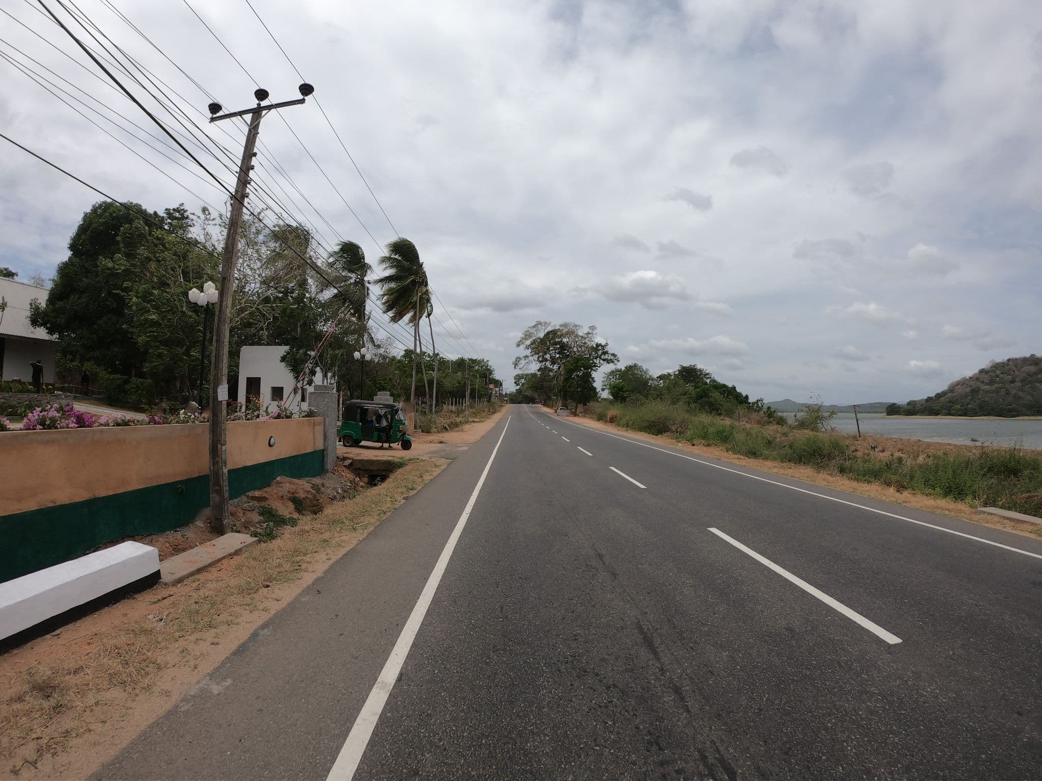 Street view near Sudu Kanda holiday resort, Polonnaruwa — © paulinus (CC BY-SA · Mapillary)