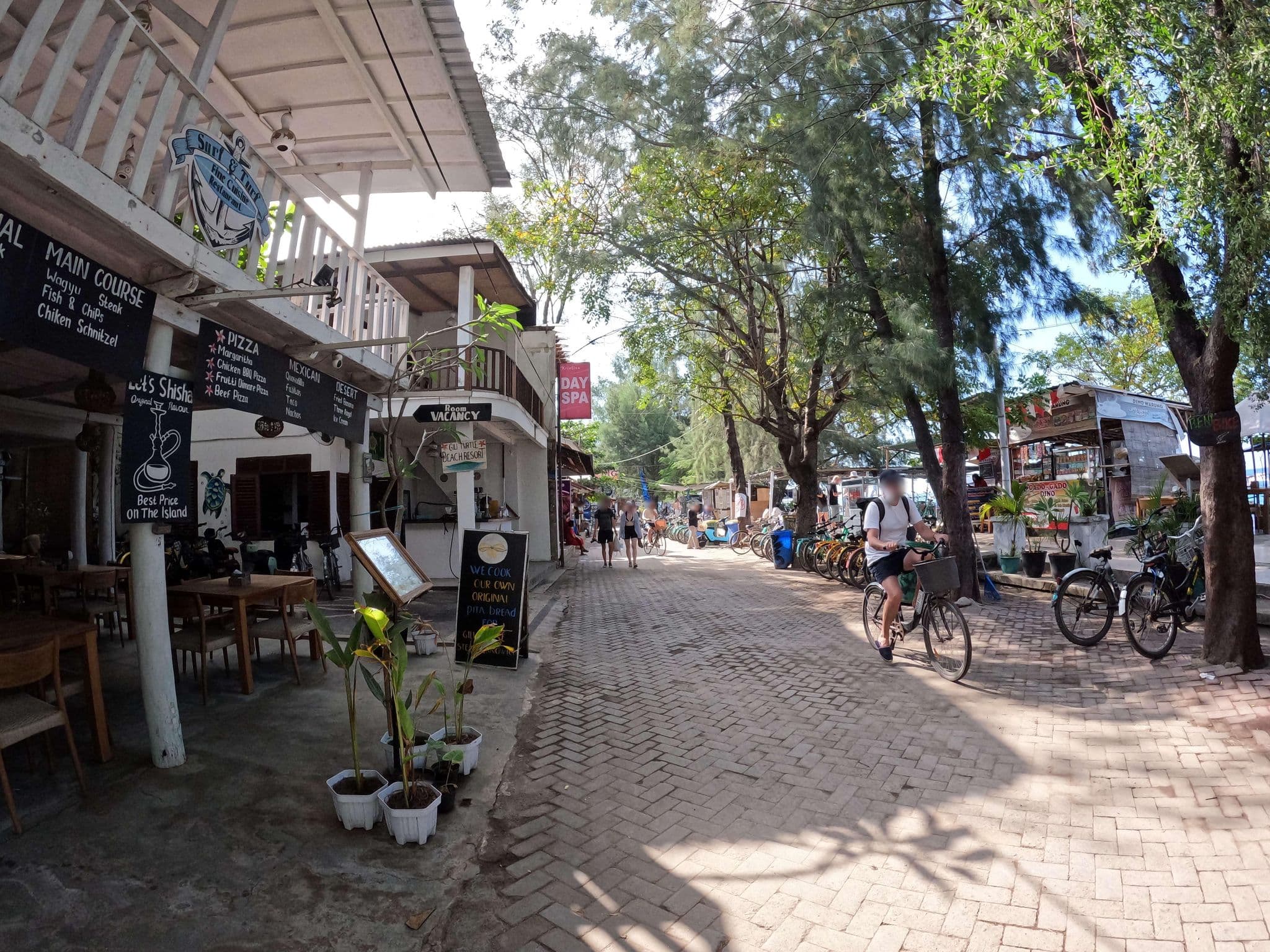 Street view near Soundwaves Bungalows, Gili Trawangan