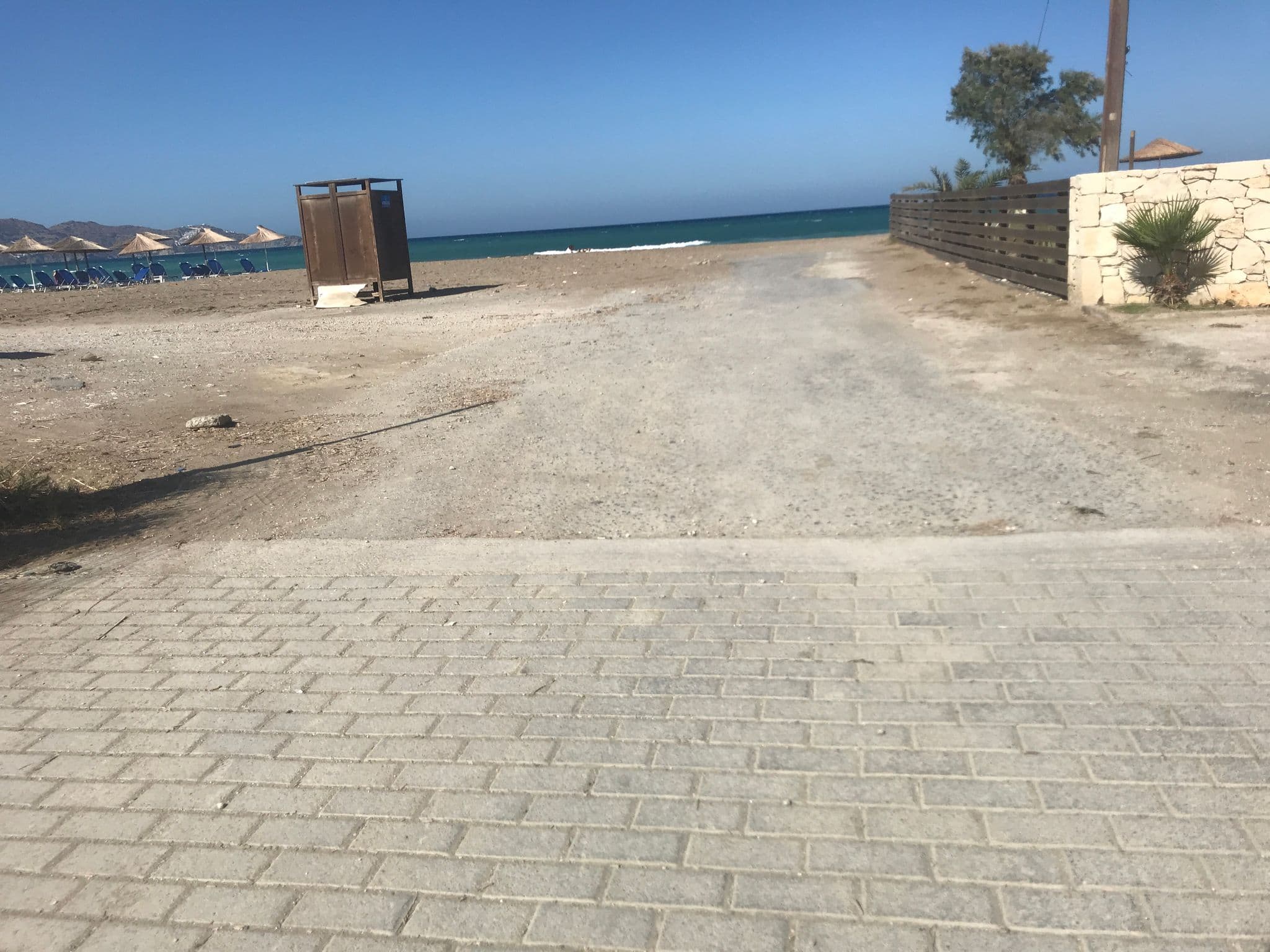 Street view near Enorme Teatro Beach Resort, Gázi — © miguel_andrade (CC BY-SA · Mapillary)