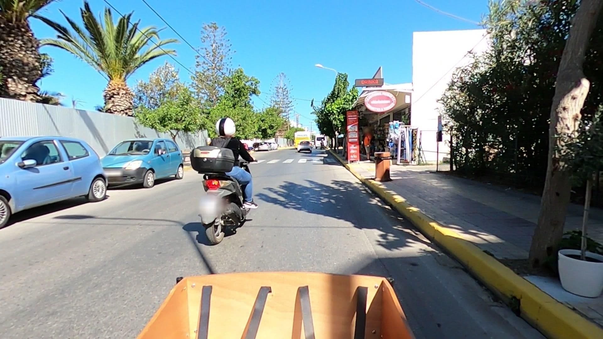 Street view near Enorme Hotel, Gázi — © efikour (CC BY-SA · Mapillary)