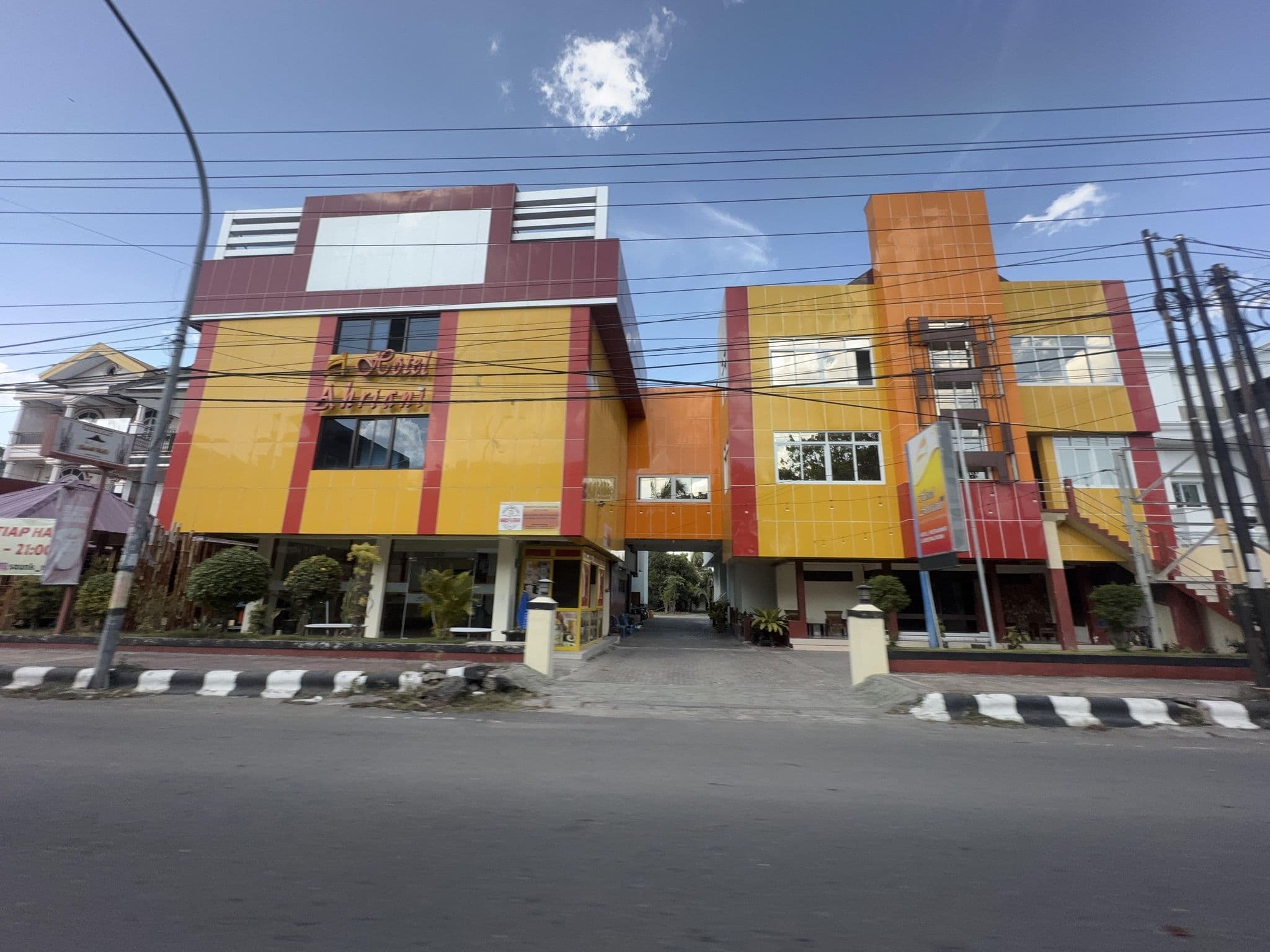 Street view near Ahriani Hotel (4 star), Sinjai — © nirwandessibali (CC BY-SA · Mapillary)