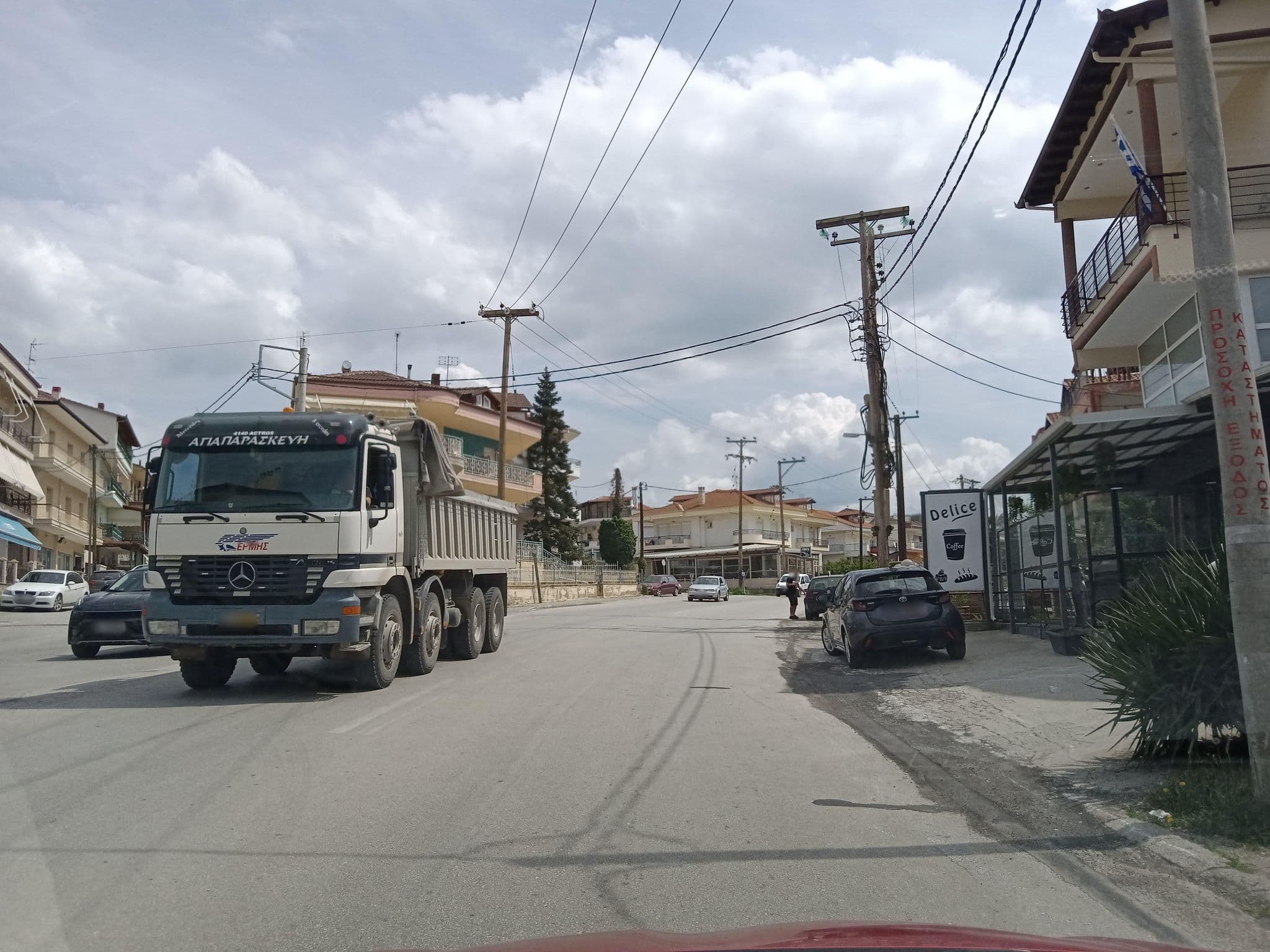 Street view near Hotel Nostos Kastoria, Maniákoi — © nglf (CC BY-SA · Mapillary)