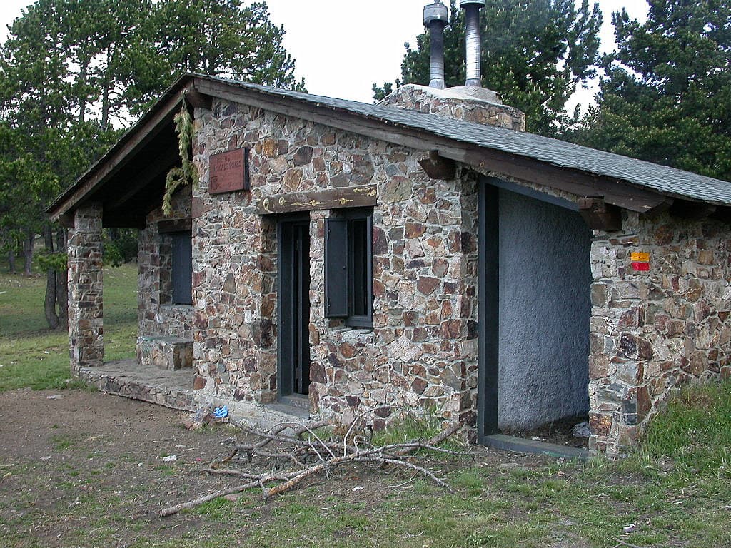 Refugi de Roca de Pimés (via Wikimedia Commons, CC BY-SA 3.0)