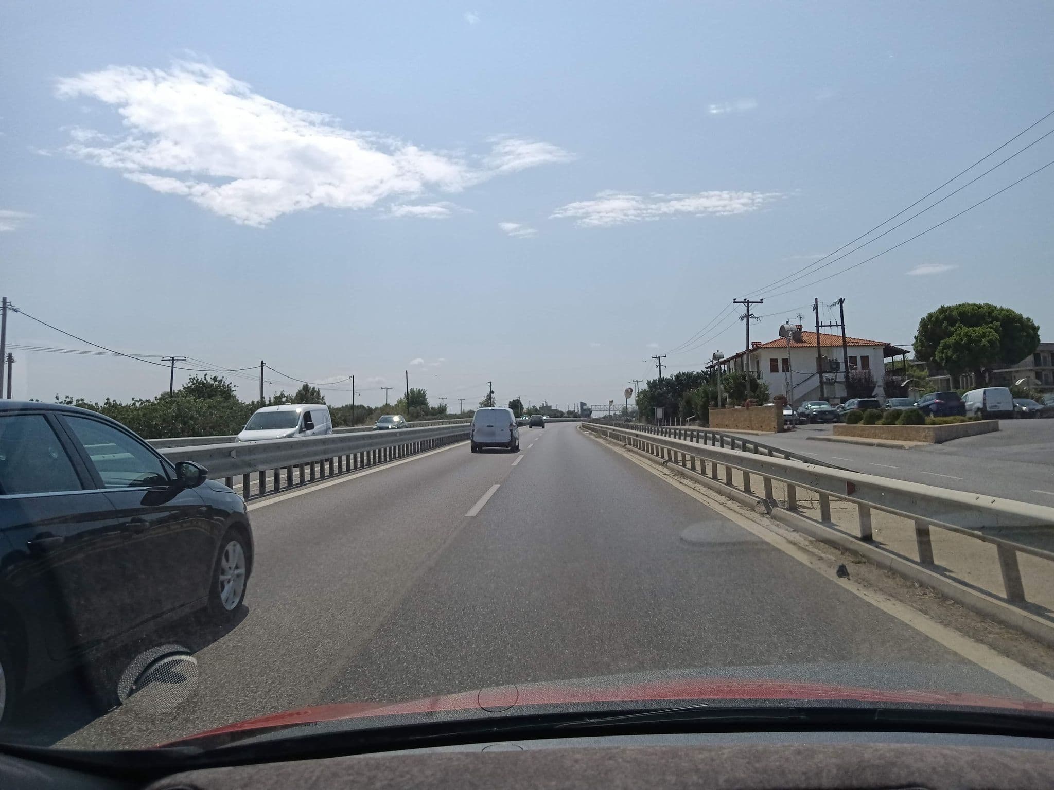 Street view near Portes Beach hotel, Néa Potídhaia — © nglf (CC BY-SA · Mapillary)