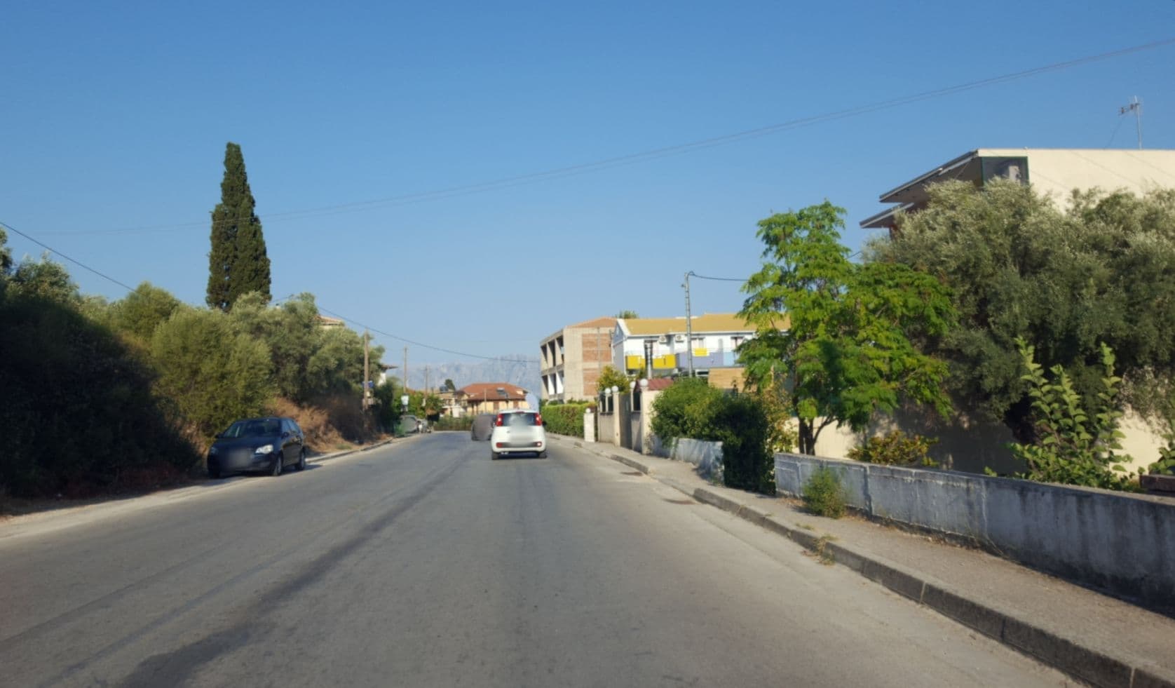Street view near Hotel Capital Lux, Nidhríon — © samsam7575 (CC BY-SA · Mapillary)