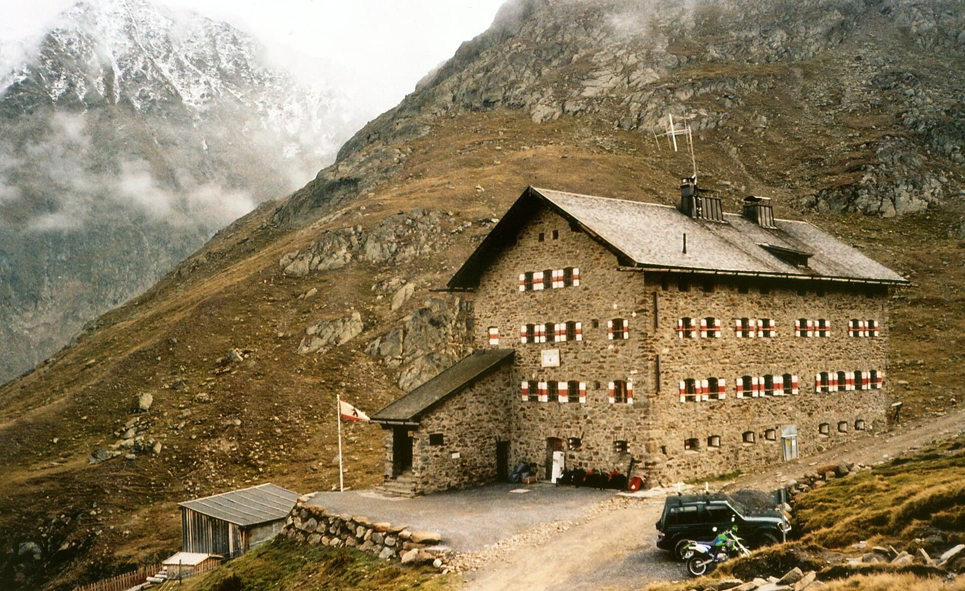 Martin-Busch-Hütte (via Wikimedia Commons, CC BY-SA 3.0)