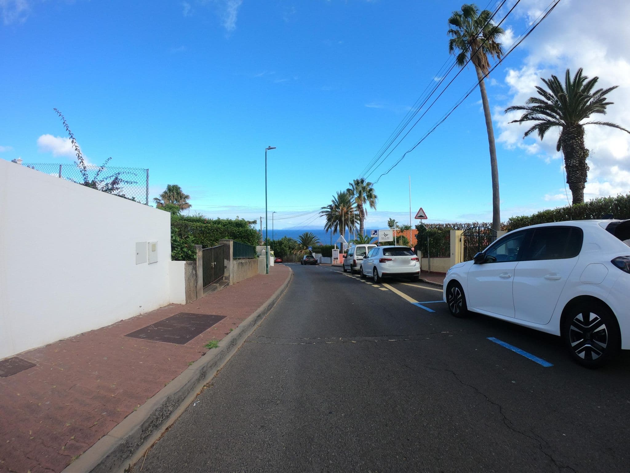 Street view near Inn & Art Madeira Boutique Accommodation, Caniço — © filipesilva (CC BY-SA · Mapillary)