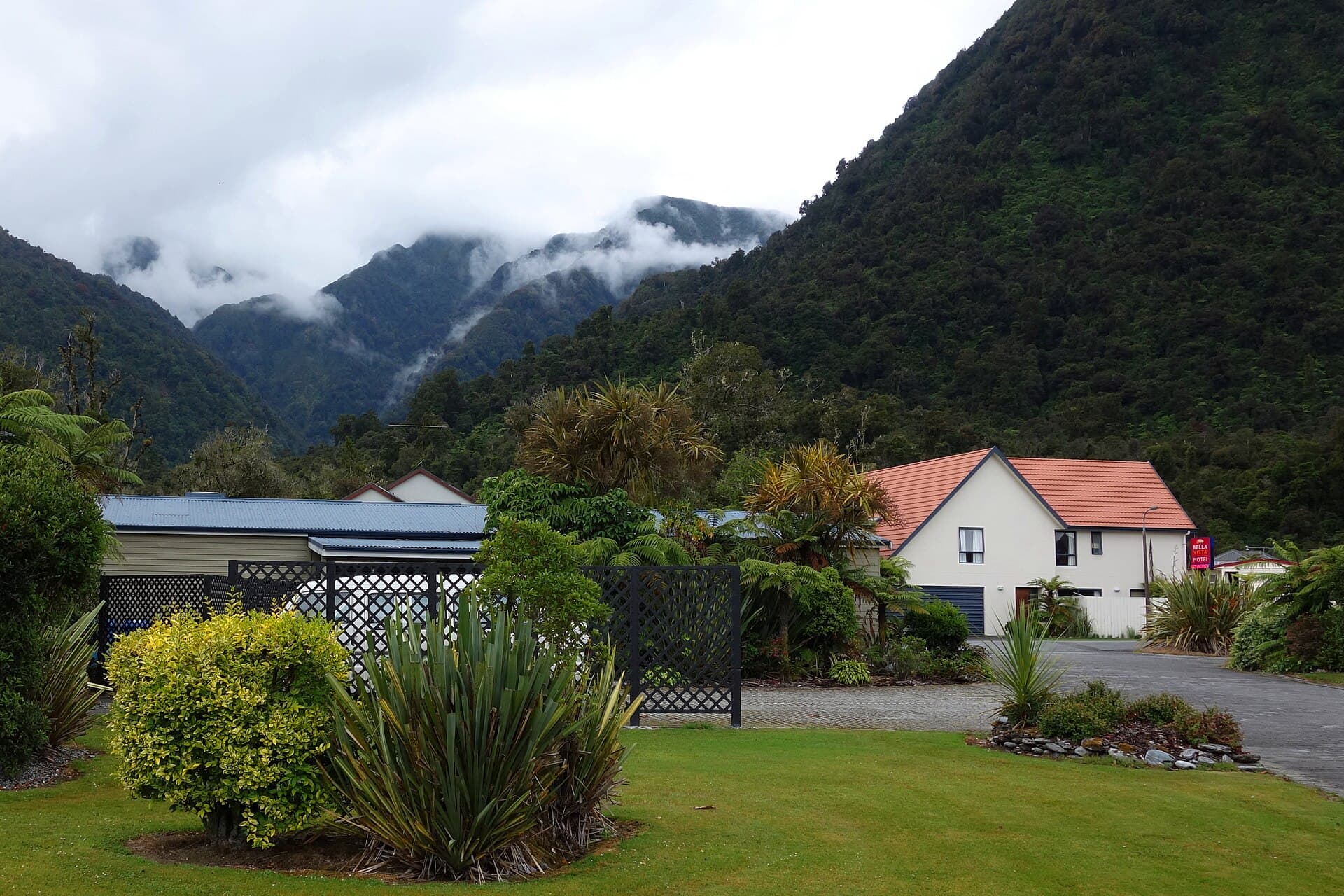 Bella Vista Fox Glacier Motel Accommodation (via Wikimedia Commons, CC BY 3.0)