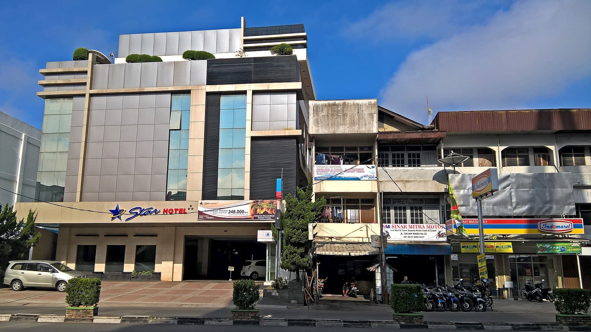 Hotel Star (via Wikimedia Commons, CC BY 2.0)