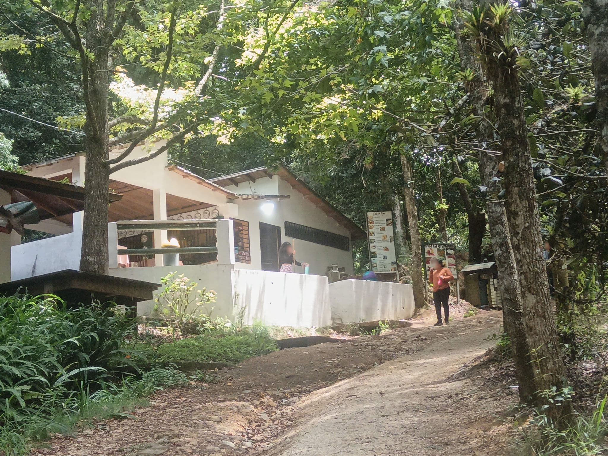 Street view near Zona de Camping, Centro de Visitantes de Jutiapa PN LA TIGRA, El Chimbo — © upo (CC BY-SA · Mapillary)
