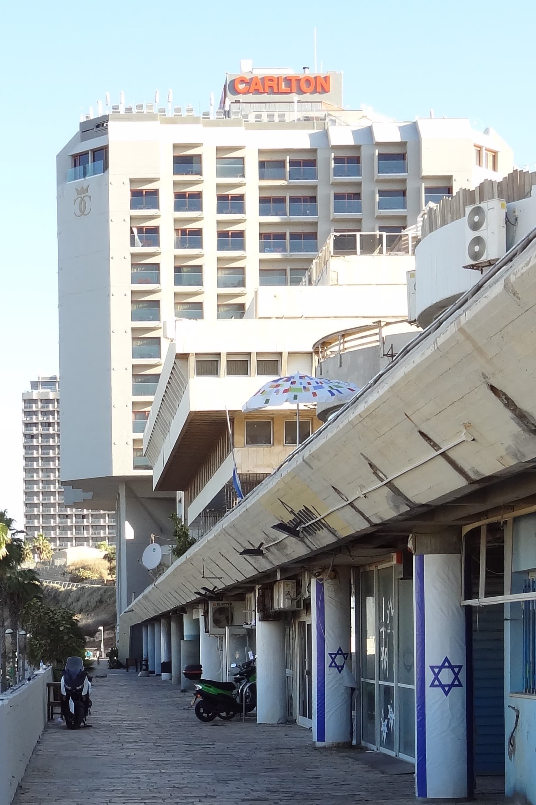 Carlton (via Wikimedia Commons, CC0)