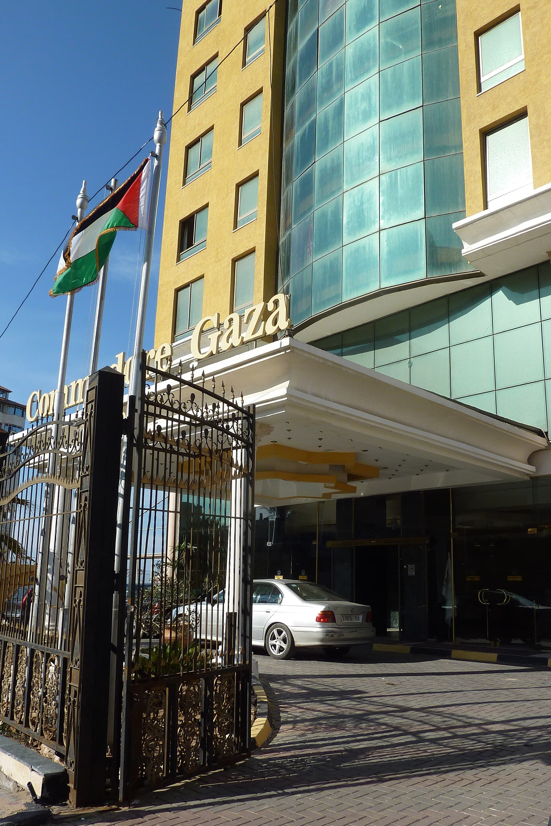 Commodore Hotel (via Wikimedia Commons, CC BY-SA 3.0)