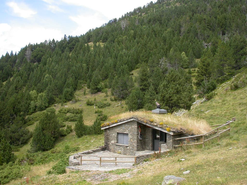 Refugi de Coma Obaga (via Wikimedia Commons, CC BY-SA 3.0)