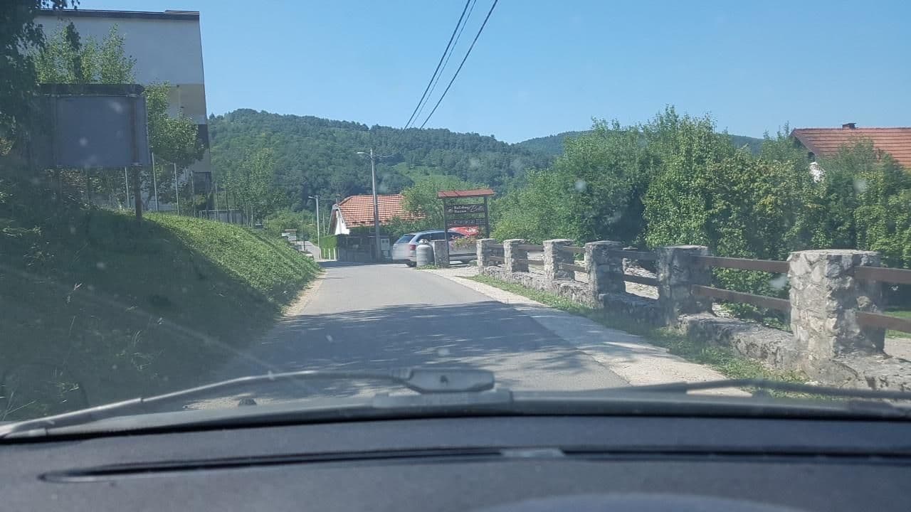 Street view near Neron, Bihać — © mik007 (CC BY-SA · Mapillary)