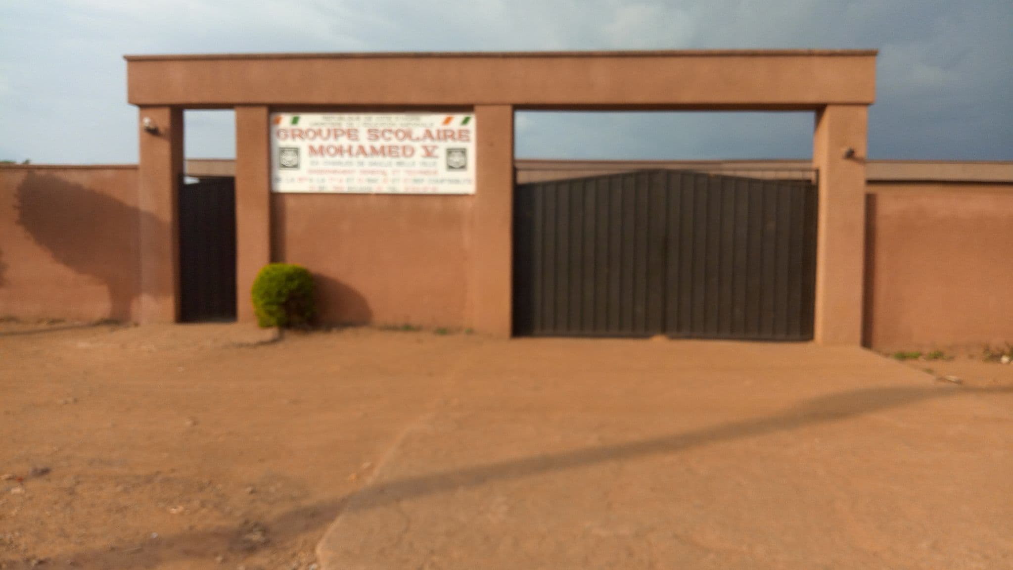 Street view near HOTEL RÉSIDENCE MOHAMED 5, Bouaké — © stephdi (CC BY-SA · Mapillary)