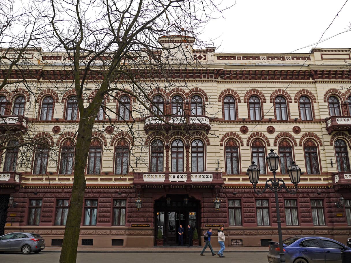Londonska Hotel (via Wikimedia Commons, CC BY-SA 4.0)