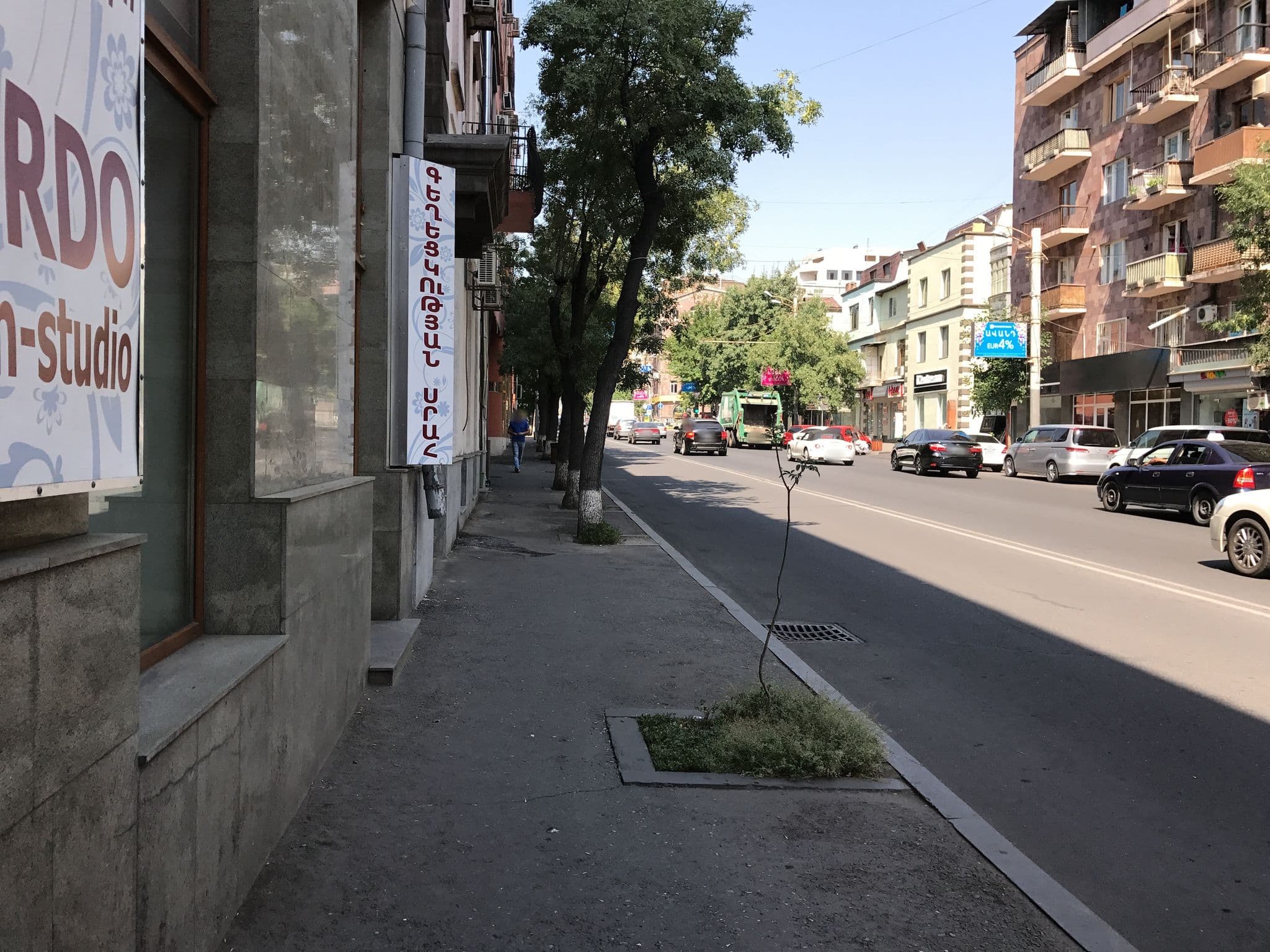 Street view near Petrsoyan Hostel, Kentron — © thepriben (CC BY-SA · Mapillary)