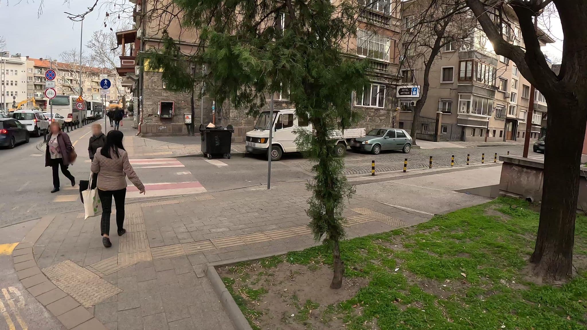 Street view near Hotel Antique | Хотел Пловдив | Стаи за настаняване, Plovdiv — © ivanatora (CC BY-SA · Mapillary)