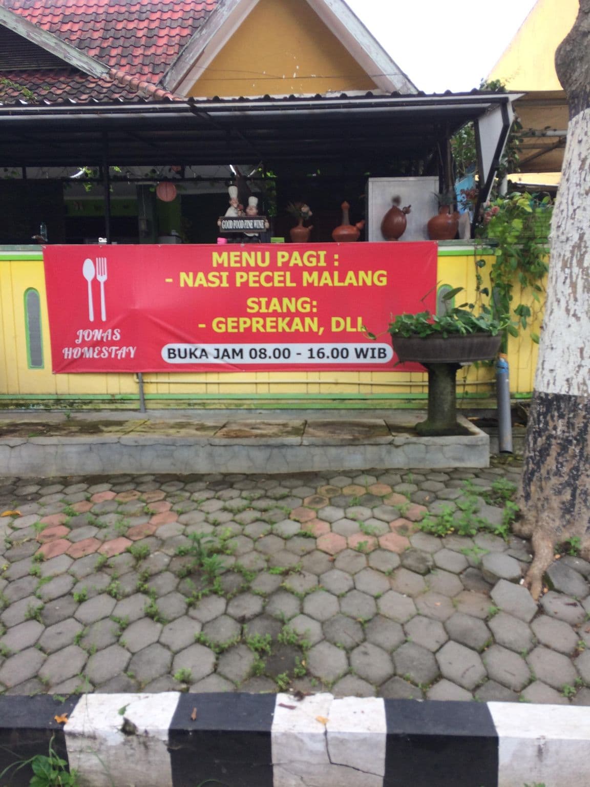 Street view near Jona's Homestay, Malang