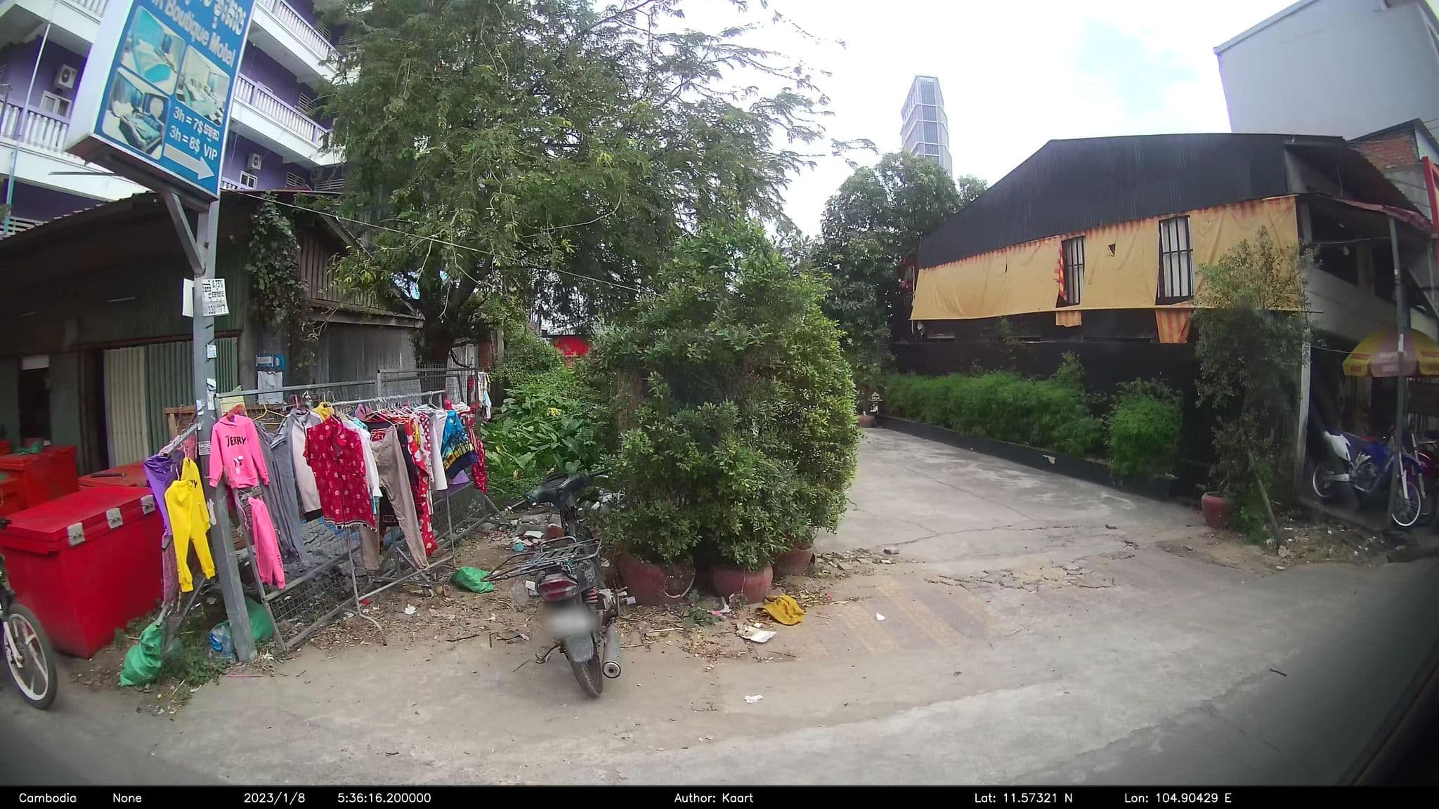 Street view near O'Yes Guesthouse, Tœ̆k L’ák — © kaart_2 (CC BY-SA · Mapillary)