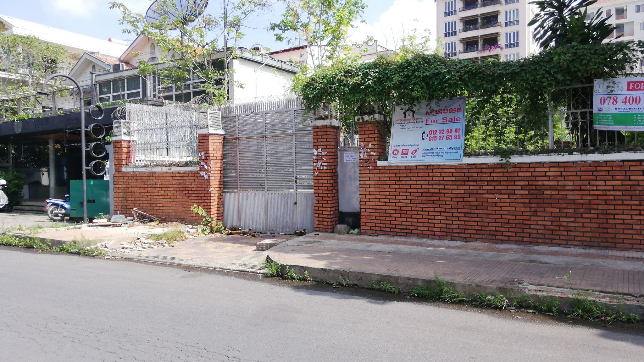 Street view near Cheers Social Apartment & Hotel, Phnom Penh — © yongsaroeut (CC BY-SA · Mapillary)