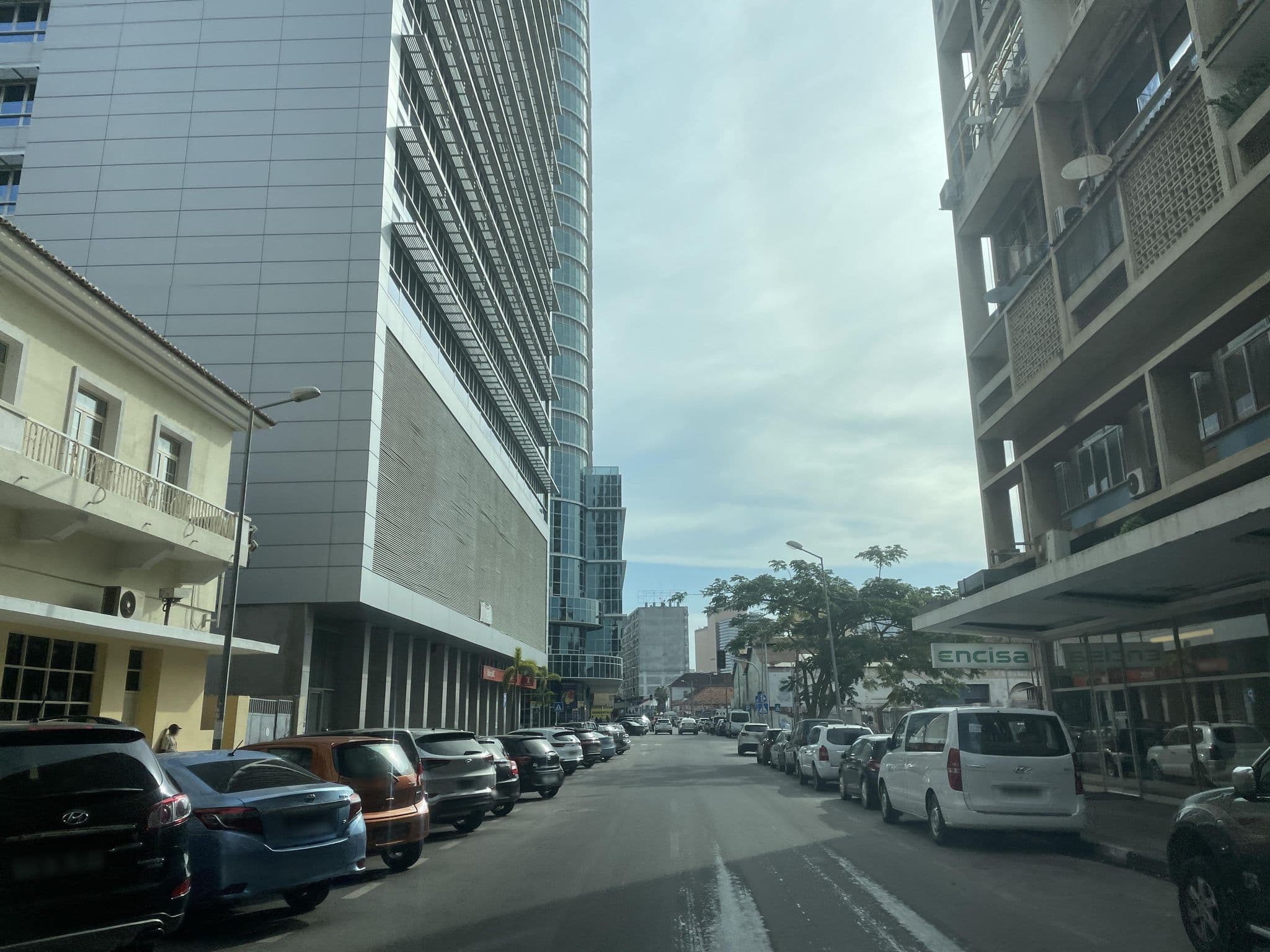 Street view near DOWNTOWN GUEST HOUSE, Ingombota — © Manolo23 (CC BY-SA · Mapillary)