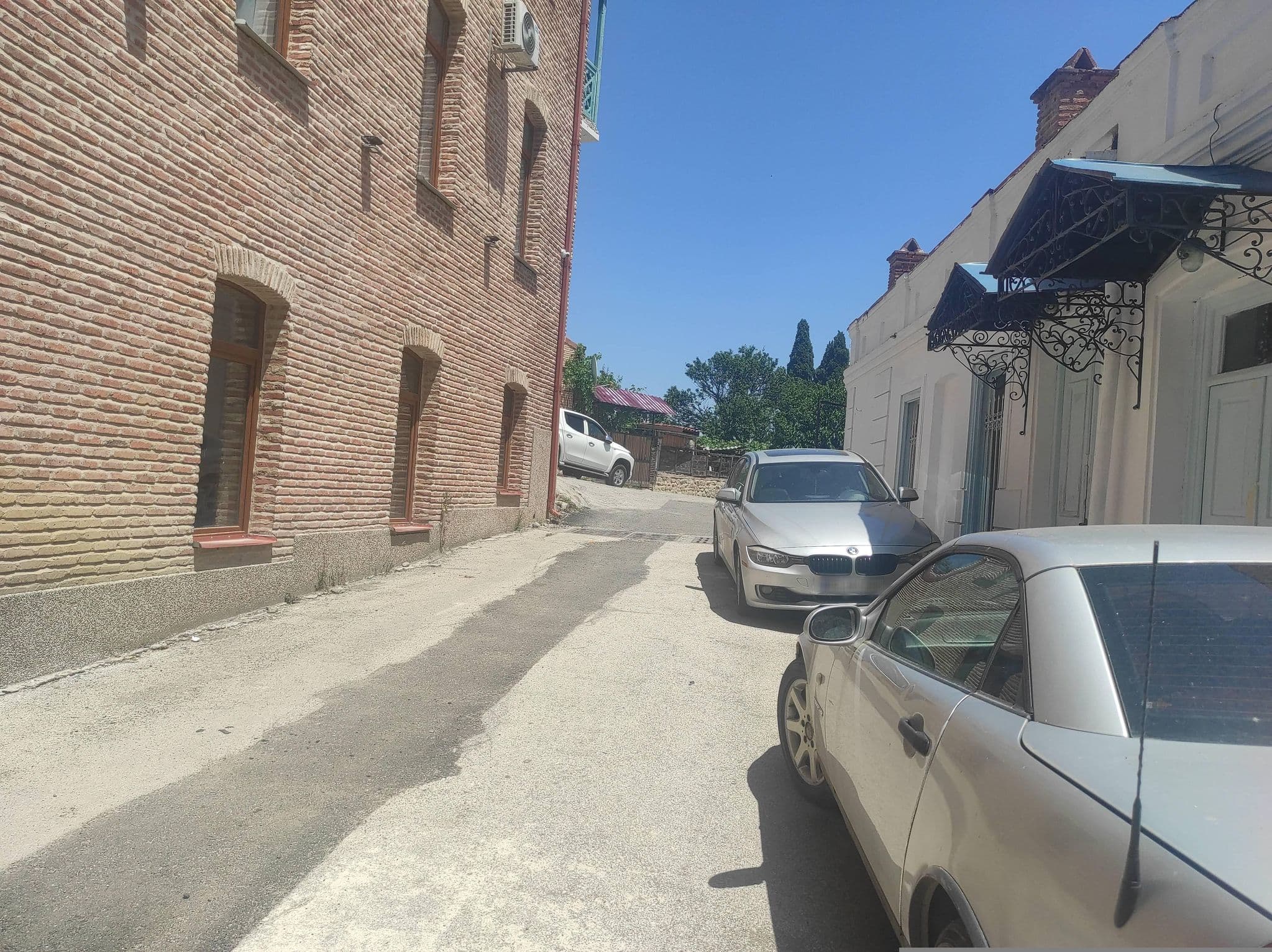 Street view near Khirsa resort, Sighnaghi — © David_Osipov (CC BY-SA · Mapillary)