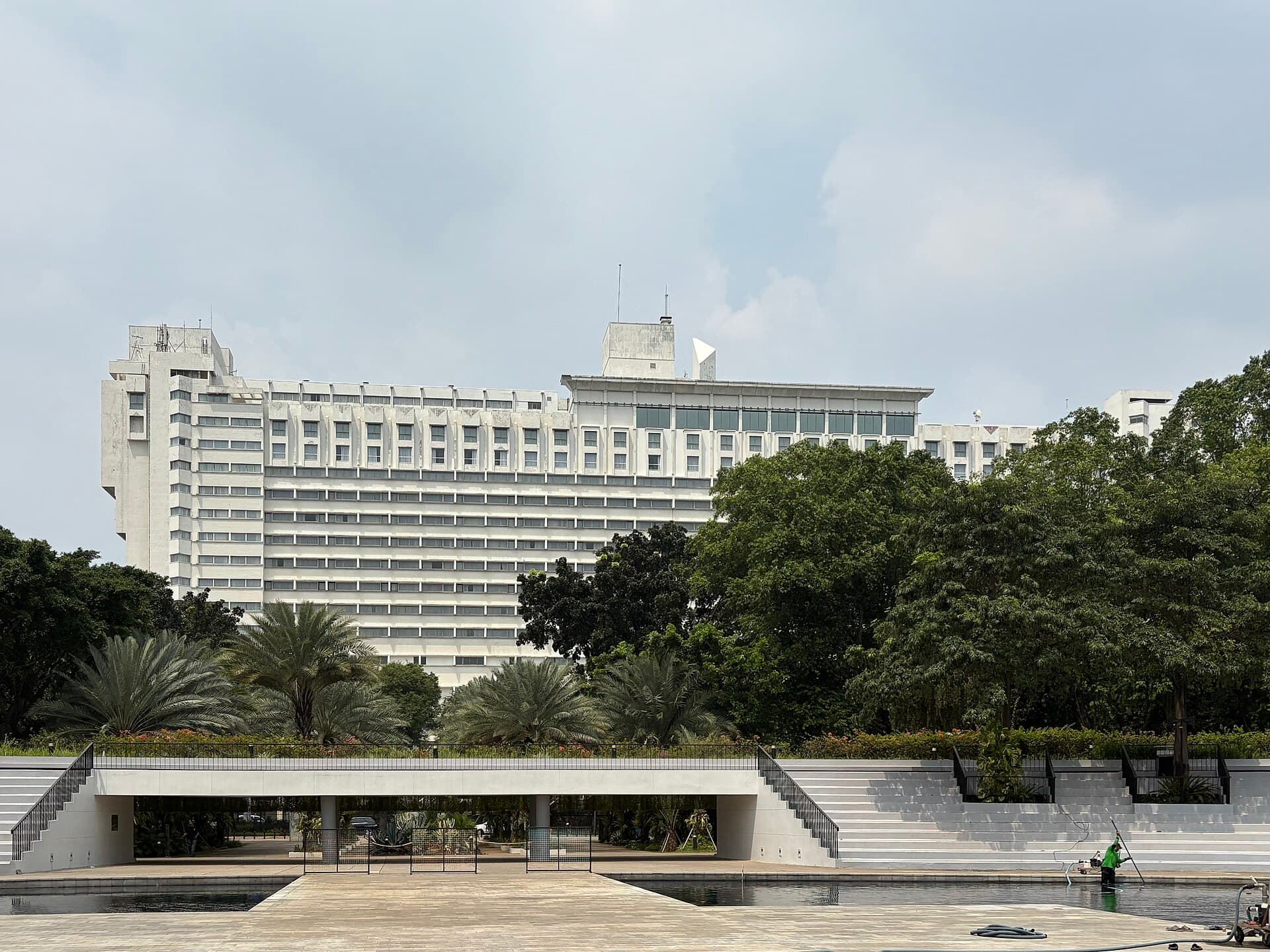 Hotel Borobudur Jakarta (via Wikimedia Commons, CC BY 4.0)