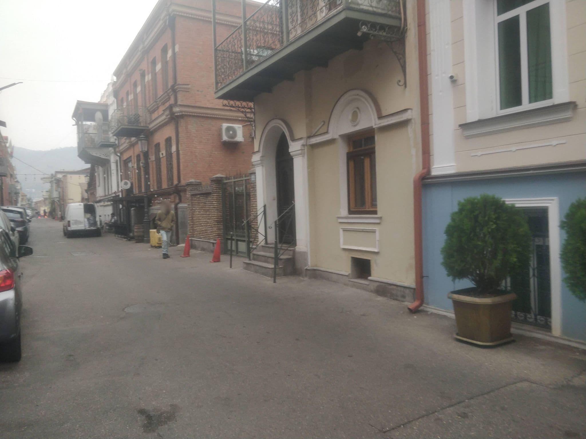 Street view near Sandali Metekhi By Old Tbilisi Hospitality, Tbilisi — © dav23r (CC BY-SA · Mapillary)