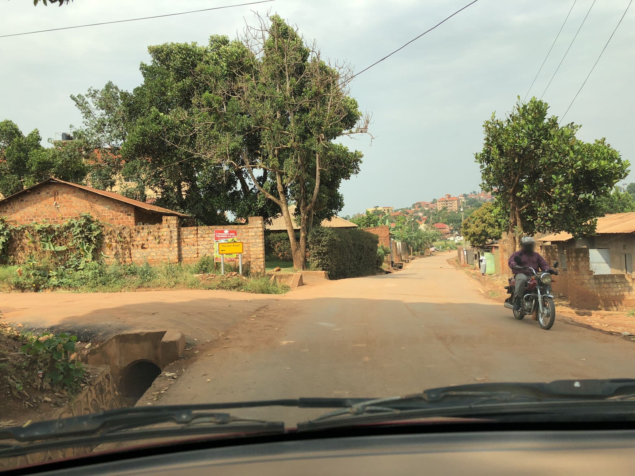Street view near Excelsis Garden Hotel: Best Hotel in Kampala, Bukoto & Kisasi., Kira — © dielon (CC BY-SA · Mapillary)
