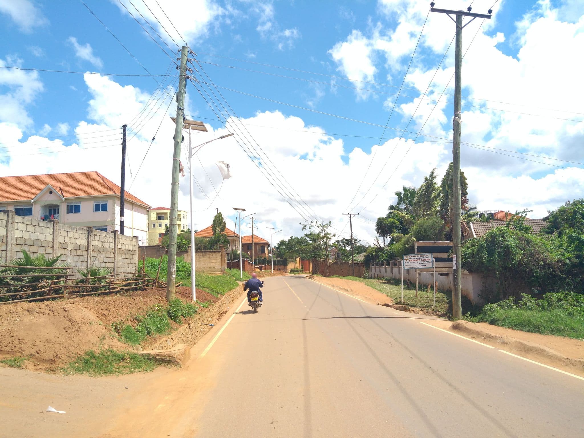 Street view near Bon Bini Residence (Kampala-Uganda), Kampala — © jfrek (CC BY-SA · Mapillary)