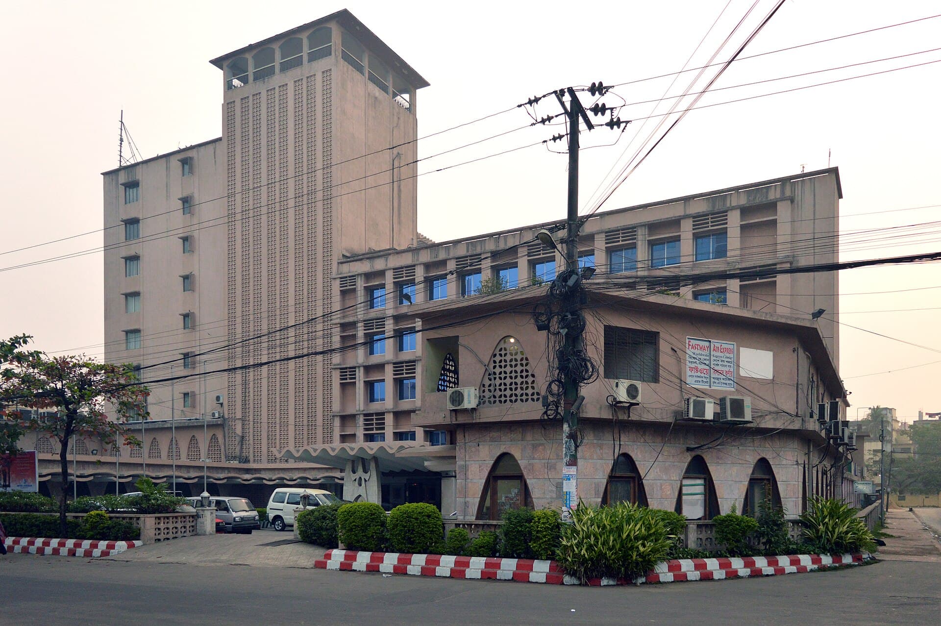Hotel Agrabad (via Wikimedia Commons, CC BY-SA 4.0)