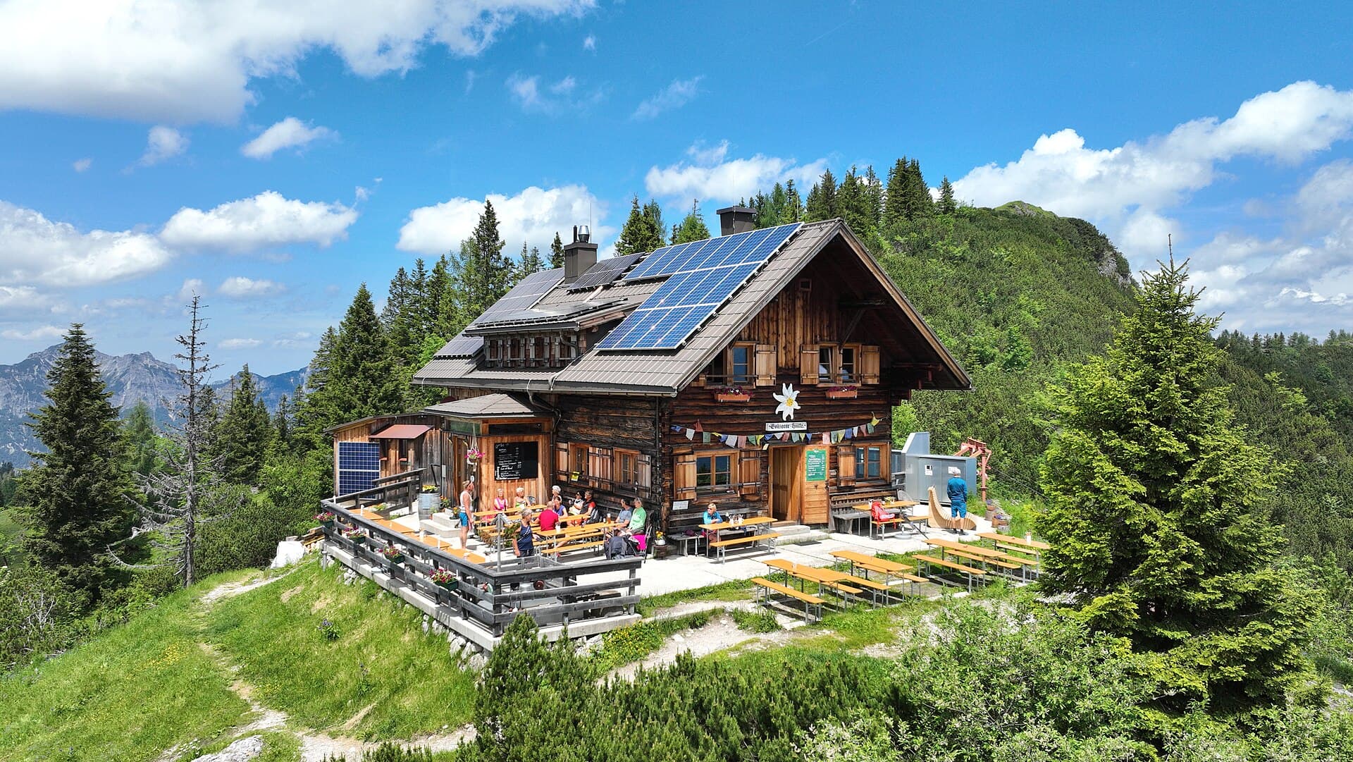 Goiserer Hütte (via Wikimedia Commons, CC BY-SA 4.0)