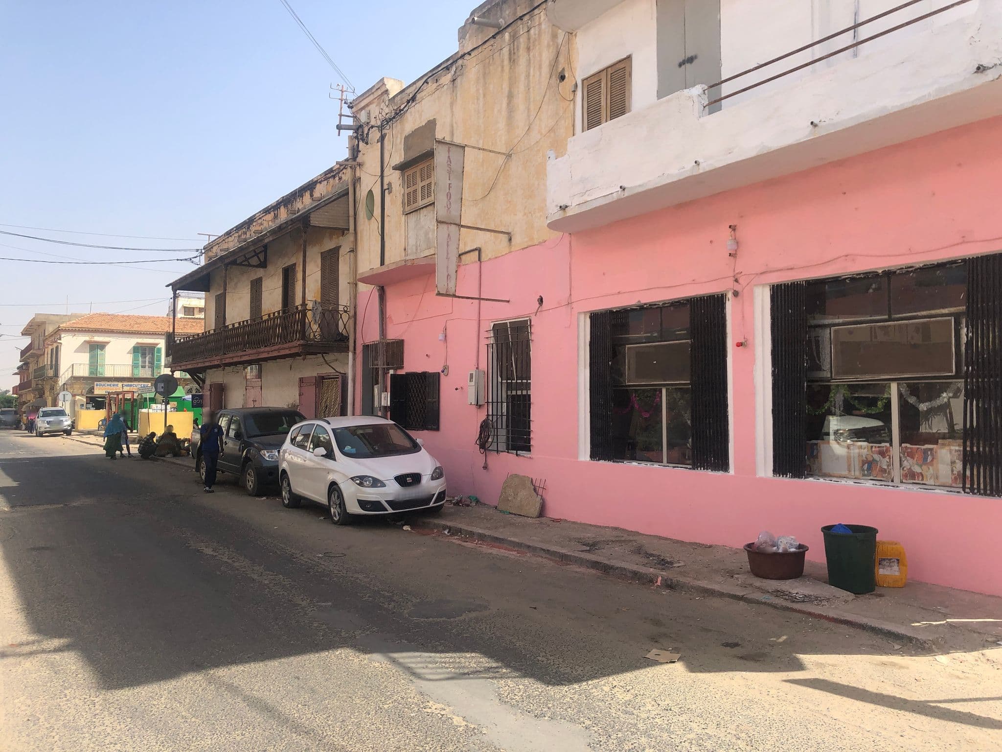 Street view near Auberge de L'ile, Saint-Louis — © bamba (CC BY-SA · Mapillary)