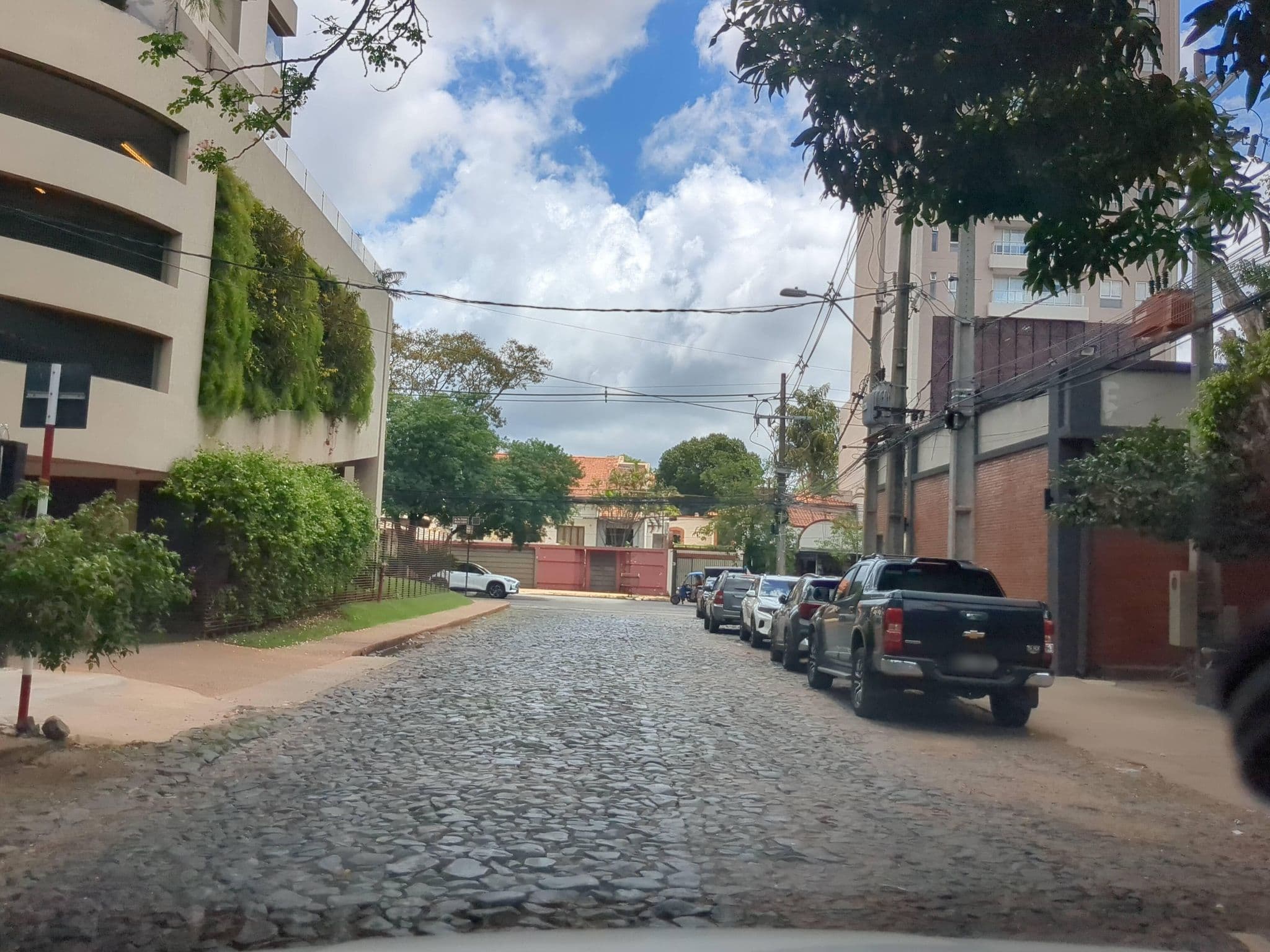 Street view near Arthaus Boutique Hotel, Fernando de la Mora — © jjorrge (CC BY-SA · Mapillary)