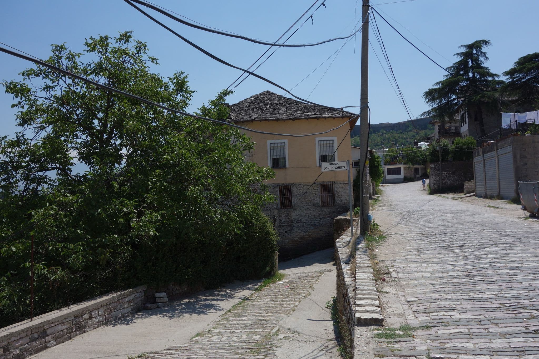 Street view near GuestHouse Shtino, Gjirokastër, Gjirokastër — © malenki (CC BY-SA · Mapillary)