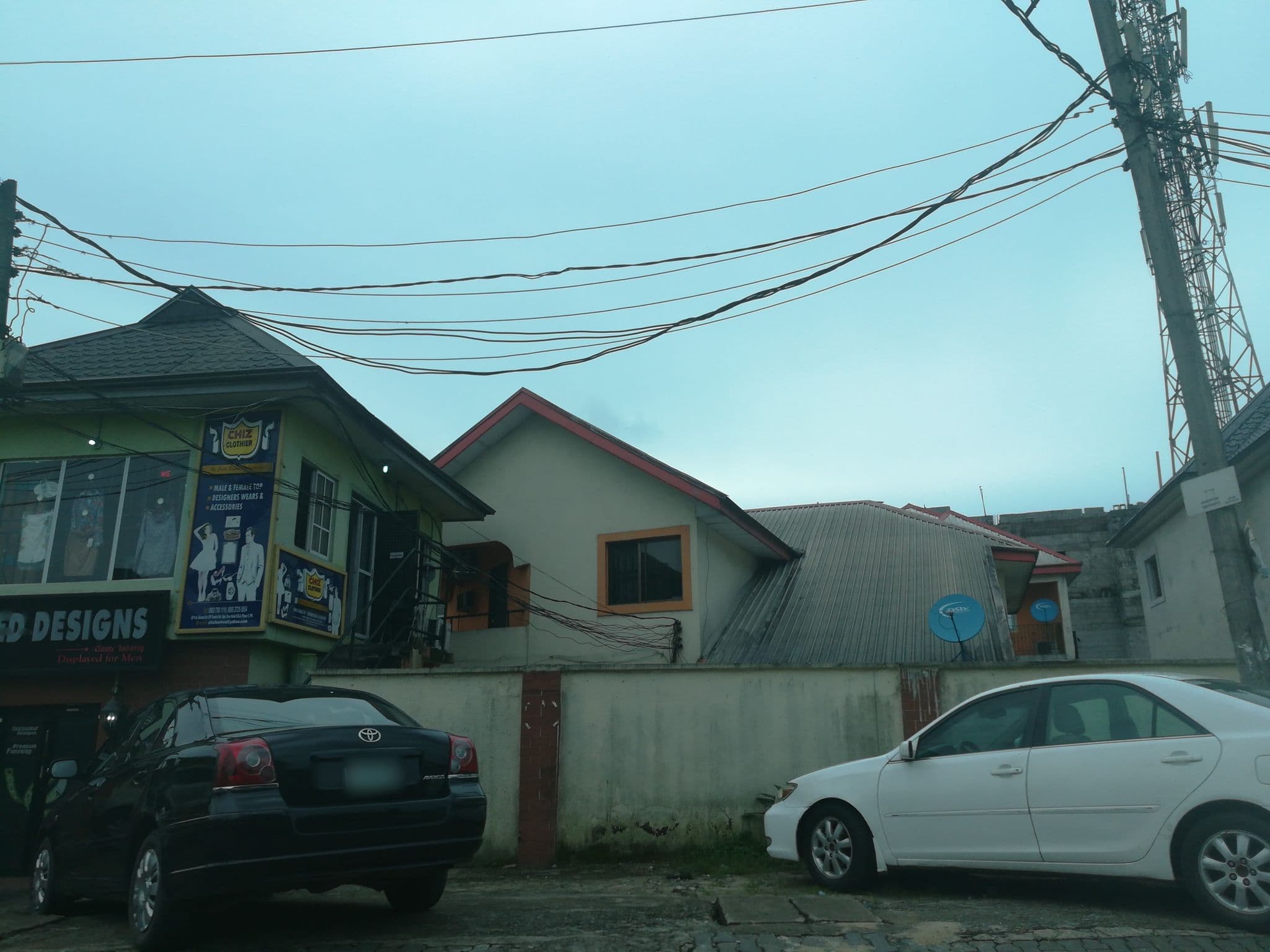 Street view near Au-delà des Frontières Hotel, Port Harcourt — © ralebipim (CC BY-SA · Mapillary)