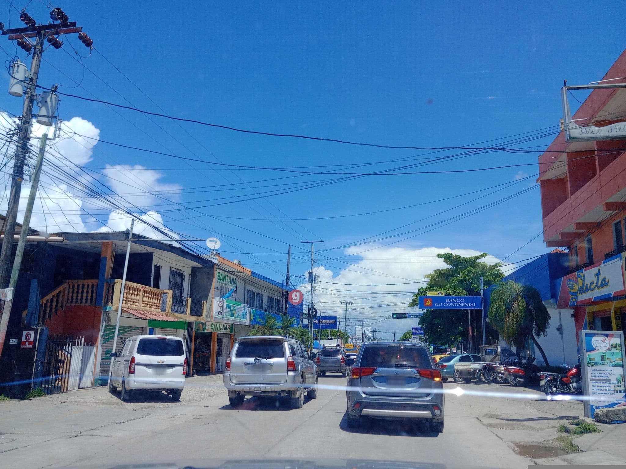 Street view near Hotel Y Restaurante Clasico Peten, Flores — © ingetelca_telefono_6 (CC BY-SA · Mapillary)