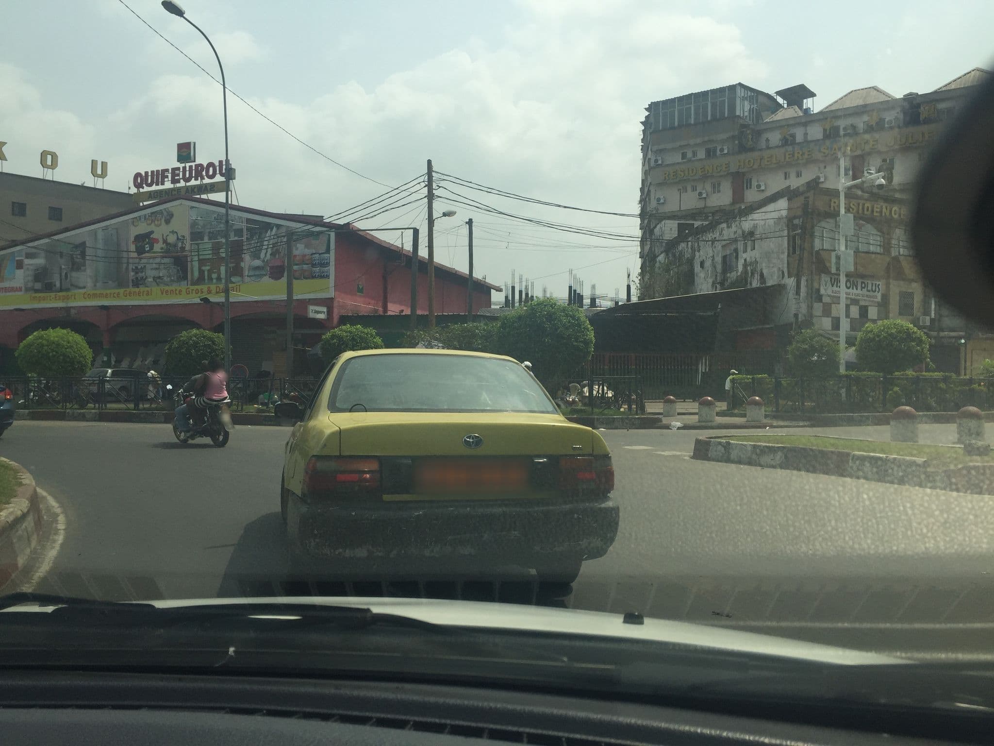 Street view near FAYA HOTEL Douala, Douala — © invalid_mly_uname_0083 (CC BY-SA · Mapillary)