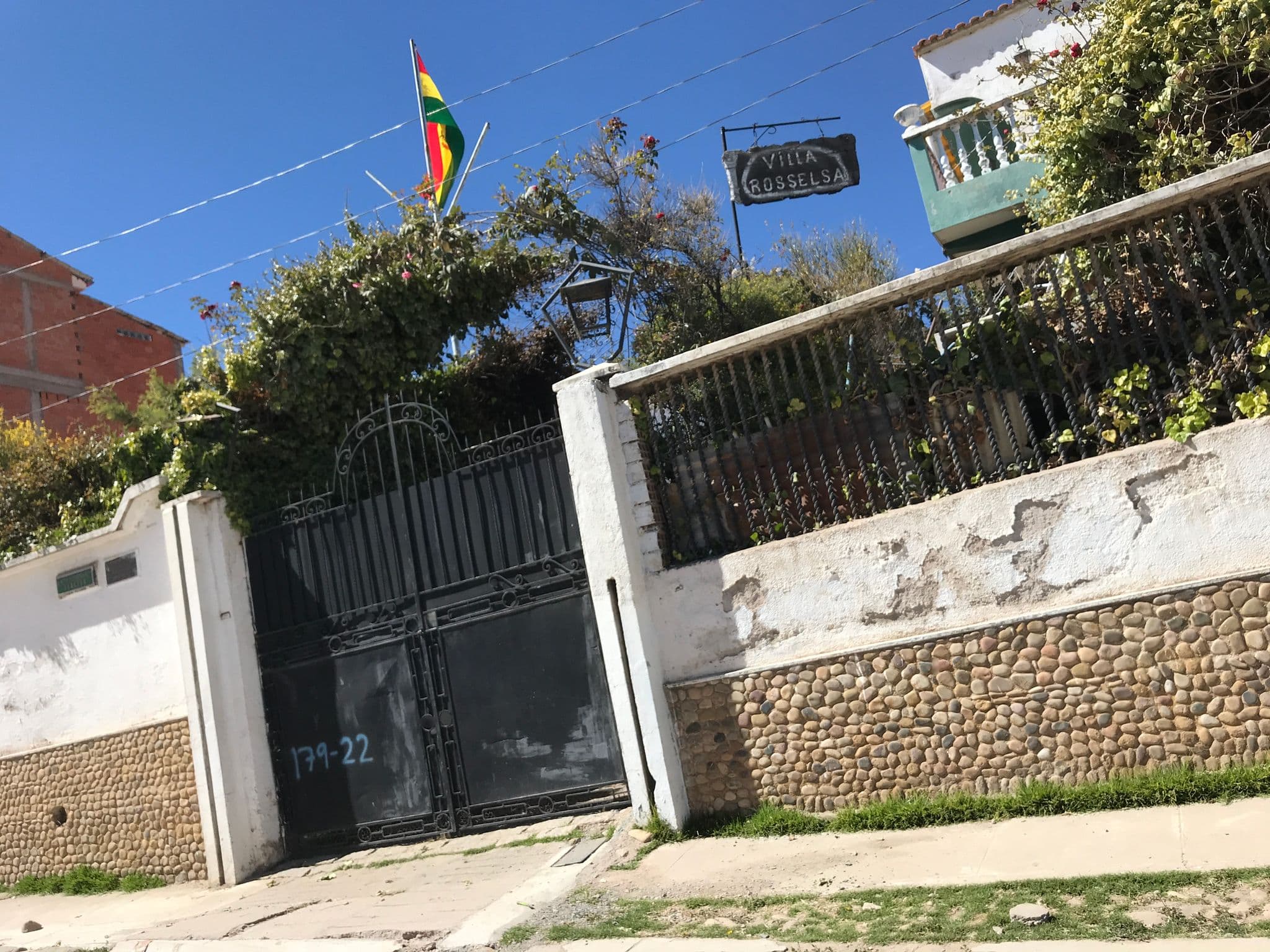 Street view near Nexus Mirasol Backpackers Hostel, Copacabana — © ejegg (CC BY-SA · Mapillary)