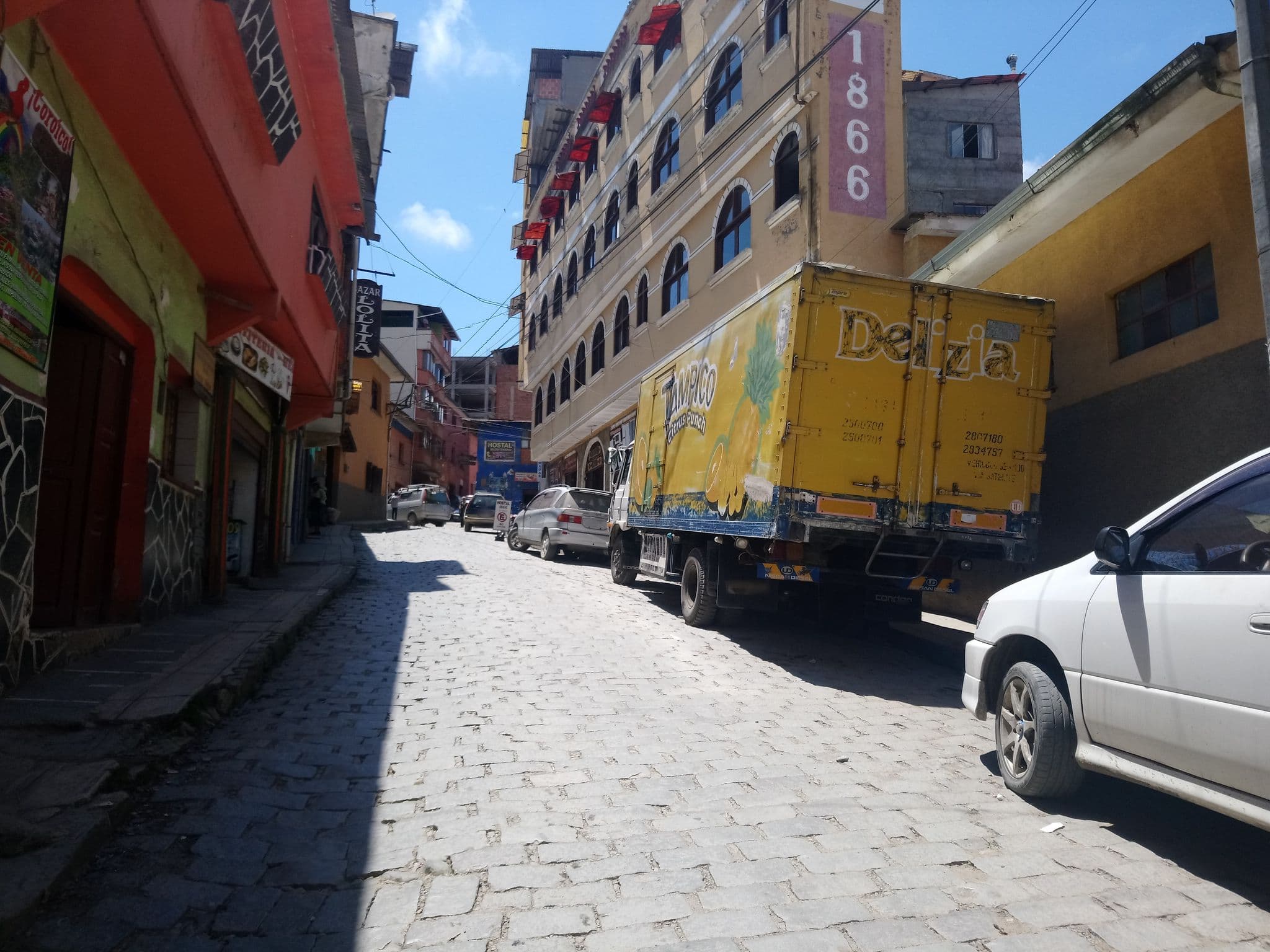 Street view near Hotel lluvia de oro, Coroico — © caleidoscopic (CC BY-SA · Mapillary)
