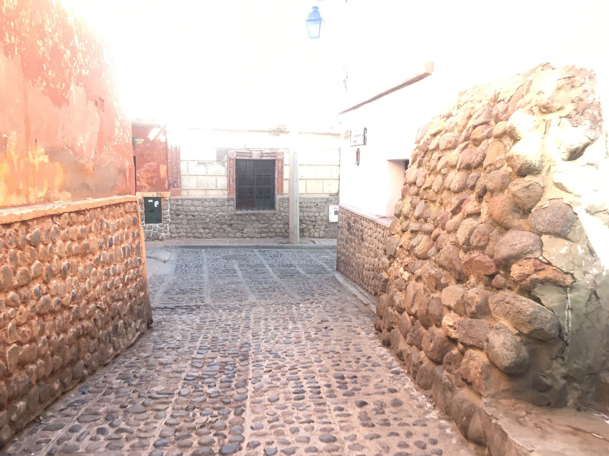 Street view near Hostal Colonial Victoria / Casa Maria Victoria, Potosí — © katiachoquehuanca (CC BY-SA · Mapillary)