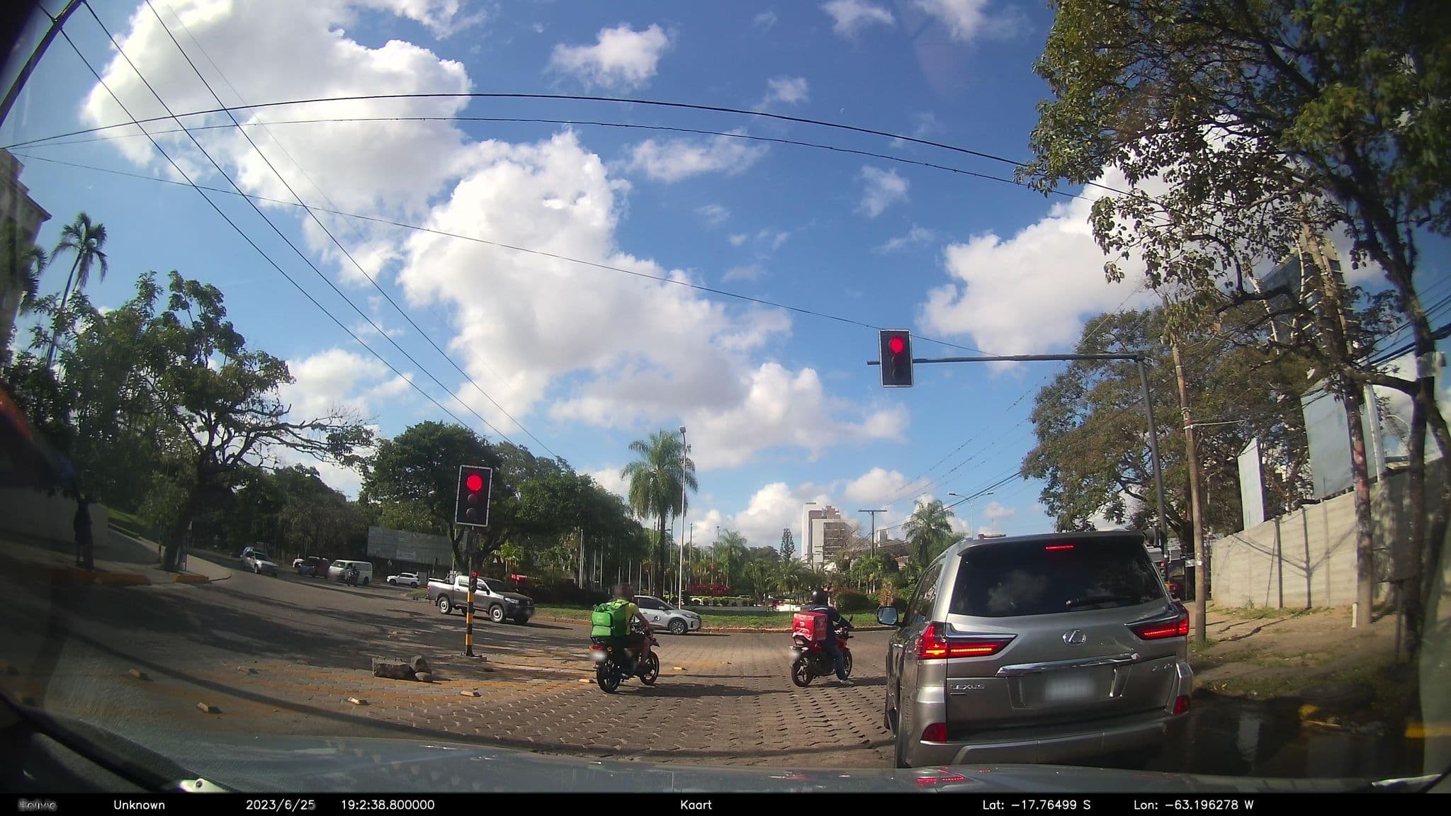 Street view near Los Tajibos, Santa Cruz de la Sierra, a Tribute Portfolio Hotel, Santa Cruz de la Sierra — © kaart_2 (CC BY-SA · Mapillary)
