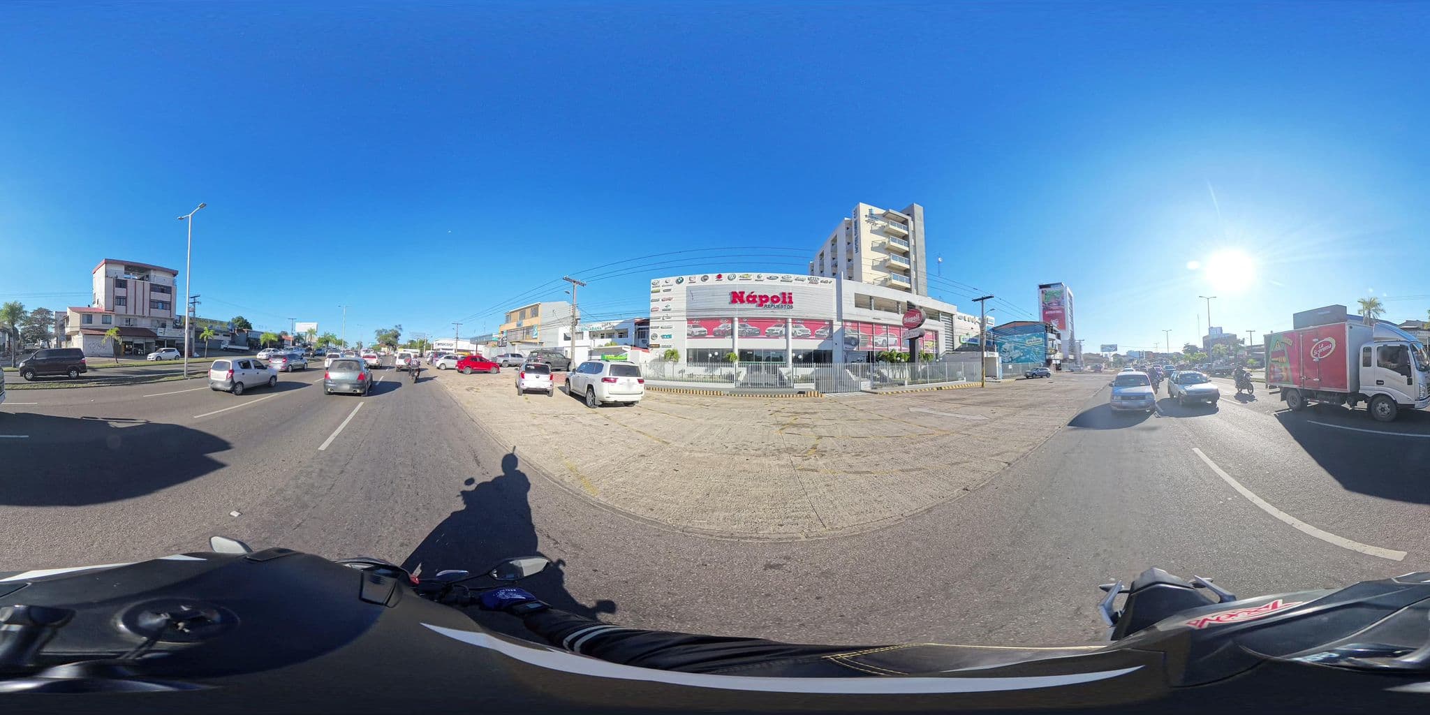 Street view near TORRE HOTEL EJECUTIVO, Santa Cruz de la Sierra — © Wakamolee (CC BY-SA · Mapillary)