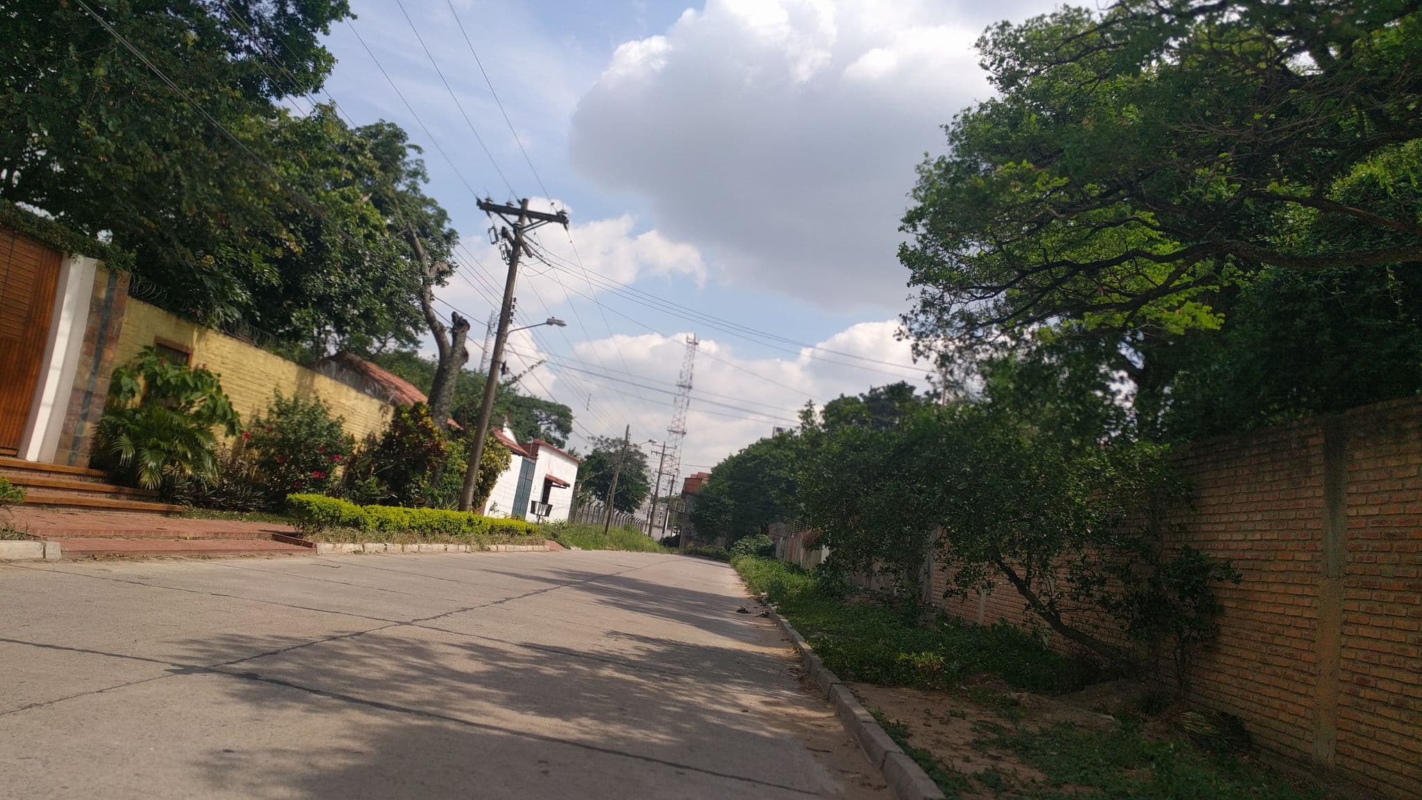 Street view near Hotel Boutique Casa del Bosque, Santa Cruz de la Sierra — © yoviajo (CC BY-SA · Mapillary)